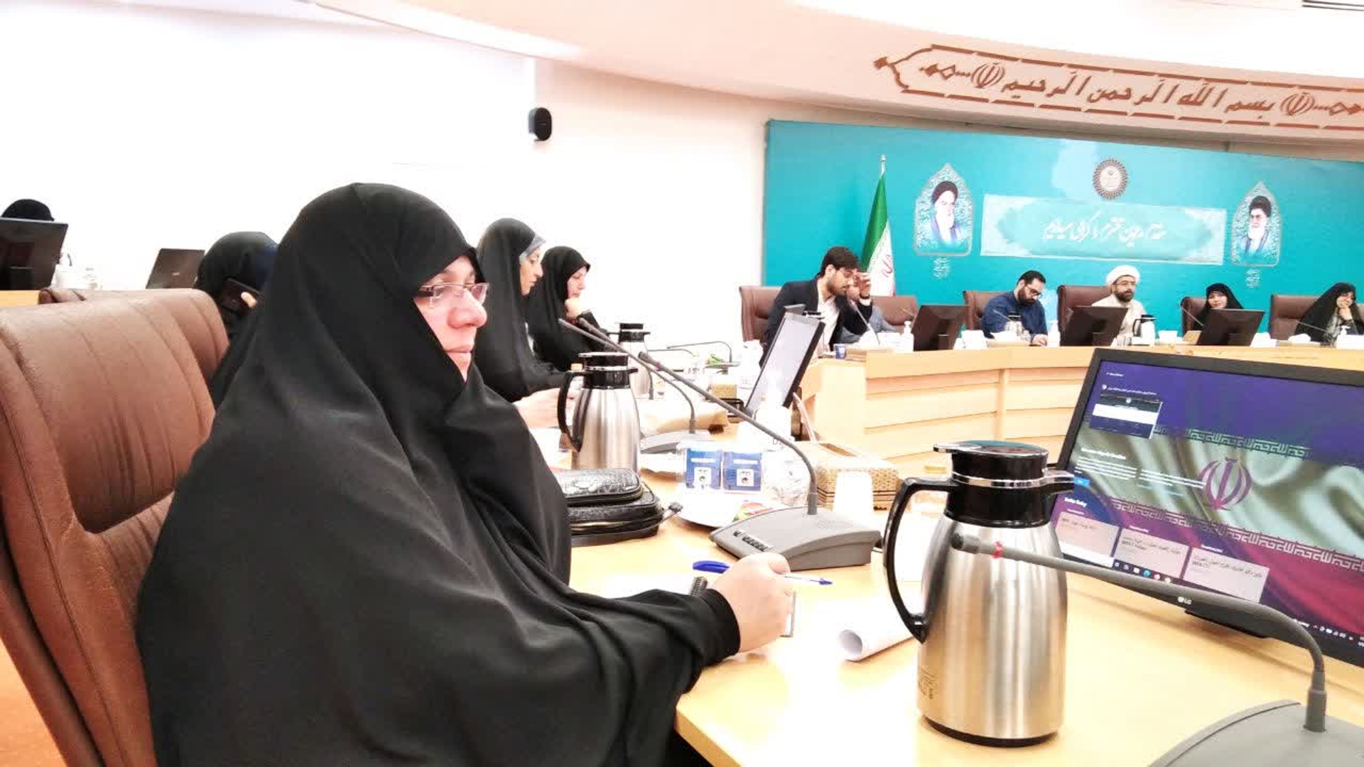 حضور سرکار خانم مفتح زاده مدیر کل امورزنان و خانواده استانداری  دراولین روز نشست هم اندیشی مدیران کل امور بانوان سراسر کشور در وزارت کشور توسعه مشارکت  بانوان در حوزه های پیشران و مزیت دار -بازخوانی سند تحول دفتر امور زنان  و خانواده در راستای  سند  تحول  دولت  مردمی سیزدهم - مشارکت بانوان و استفاده از ظرفیت بانوان در سه بخش با تدوین فرایند تحول جمعیت ، فرایند تحول زیست عفیفانه ، فرایند تحول کسب و کار خانواده  محور از اهم موارد مطرح شده در این نشست بود  .  ١٣-٠٢-١٤٠٢