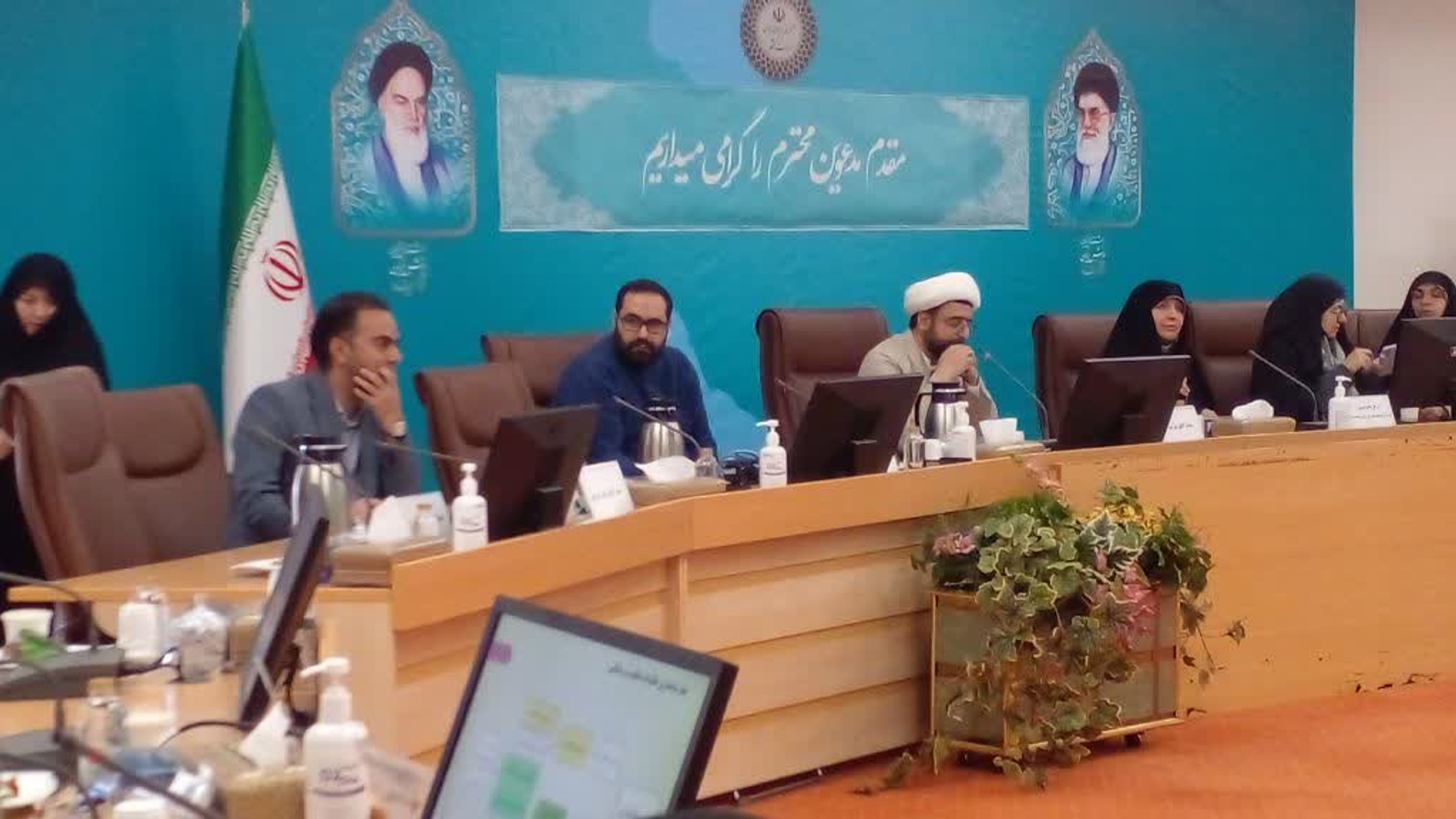 دومین روز از نشست سراسری مدیران کل امور بانوان در وزارت کشور با حضور مفتح زاده مدیر کل امور زنان و خانواده استانداری مرکزی - بررسی بعد ساختاری خانواده  - بحران جمعیت و فرزند آوری - کسب و کار و خانواده  - خانواده  پایدار و زیست مقاوم ازجمله موارد آموزشی با همکاری اساتید دکتر اختری -حجت الاسلام بهرامی و دکتر بهرامی 
١٤-٠٢-١٤٠٢