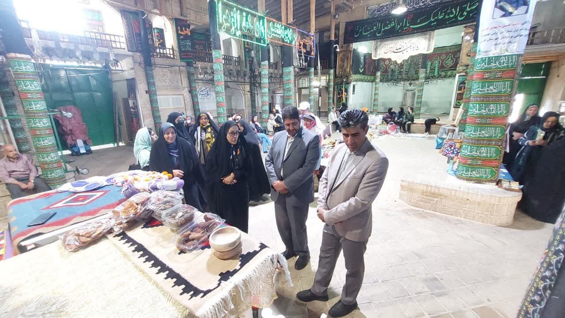 به مناسبت هفته فرهنگی شهرستان تفرش با حضور فرماندار تفرش نمایشگاه تولیدات و صنایع دستی بانوان شهرستان افتتاح شد.