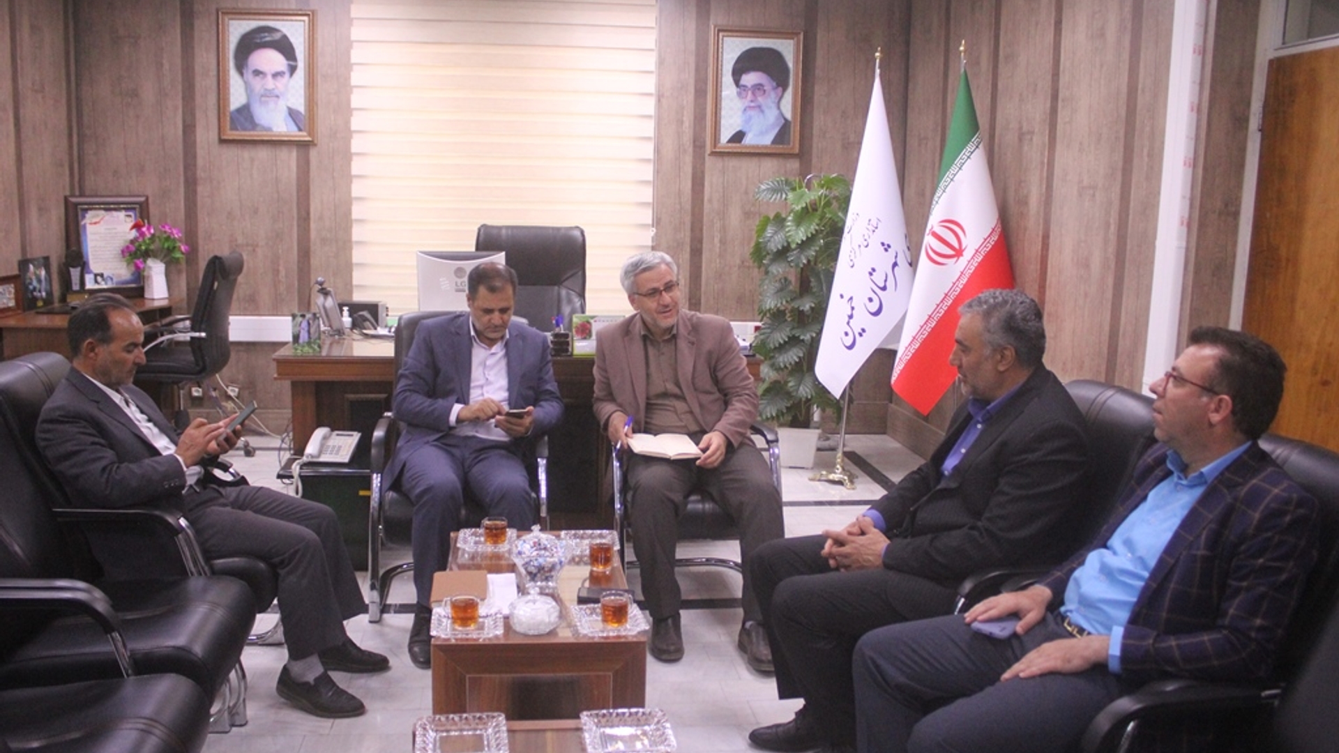 دیدار چهره به چهره فرماندار و مدیر عامل شرکت آب منطقه ای استان با مردم شهرستان خمین برگزار شد