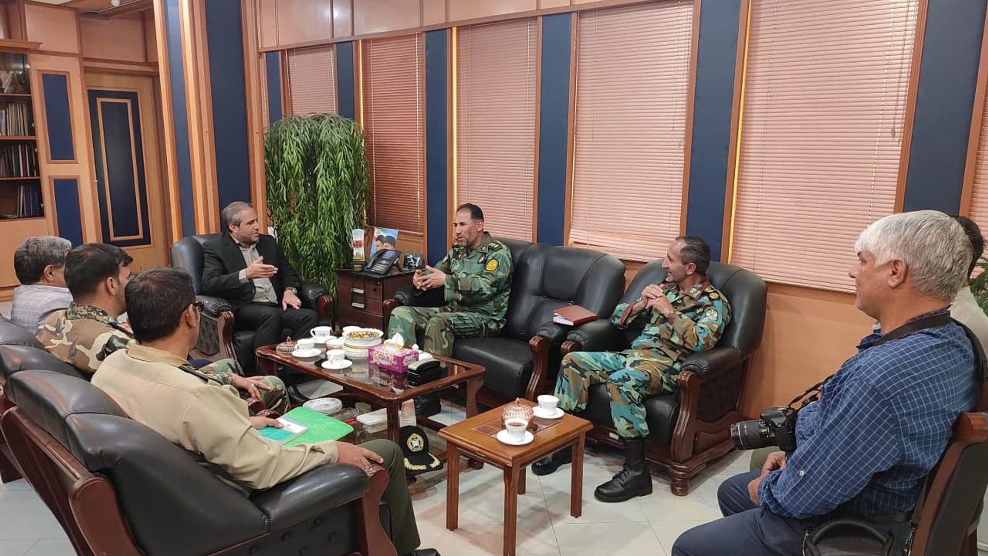 سرهنگ بهزاد پرتوی خاقان فرمانده گروه ۹۹پدافند هوایی ارتش با مهدی الیاسی معاون استاندار و فرماندار ویژه شهرستان ساوه دیدار و گفتگو کردند.