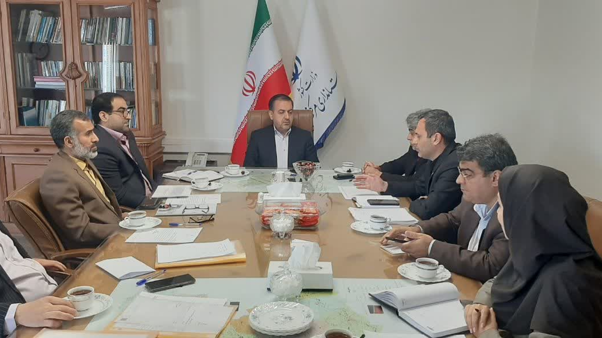 جلسه. مشترک دبیرخانه کار گروه تسهیل و ستاد اقتصاد مقاومتی
دراین جلسه که باحضور معاون هماهنگی امور اقتصادی و توسعه منطقه ای استاندار و دبیر کارگروه اقتصاد مقاومتی دادگستری کل استان وسایر اعضا تشکیل شد راهکارهای همکاری دبیرخانه ها و چگونگی مواجهه با ترک فعل دستگاه‌های اجرایی در اجرای مصوبات تبادل نظر شد