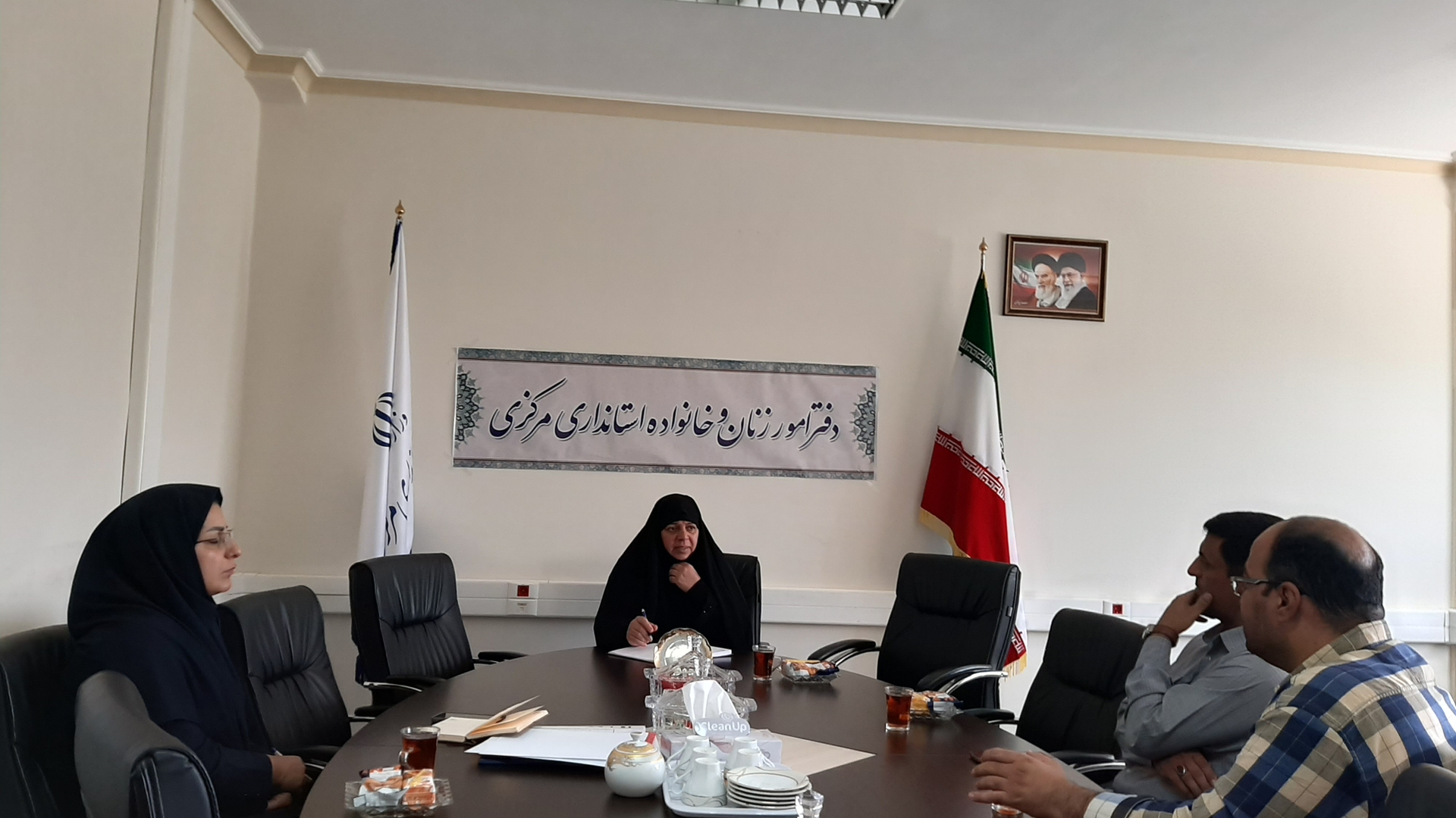 جلسه بررسی نحوه اجرای برنامه های طرح مهرماندگار درخصوص آموزش  های خانواده  و فرزند آوری ، توانمند سازی و دانش افزایی  به ریاست سرکار خانم  مفتح زاده مدیر کل امور زنان و خانواده استانداری در محل دفتر امور  زنان وخانواده  برگزار  گردید .  ١٤٠٢-٠٢-١٨