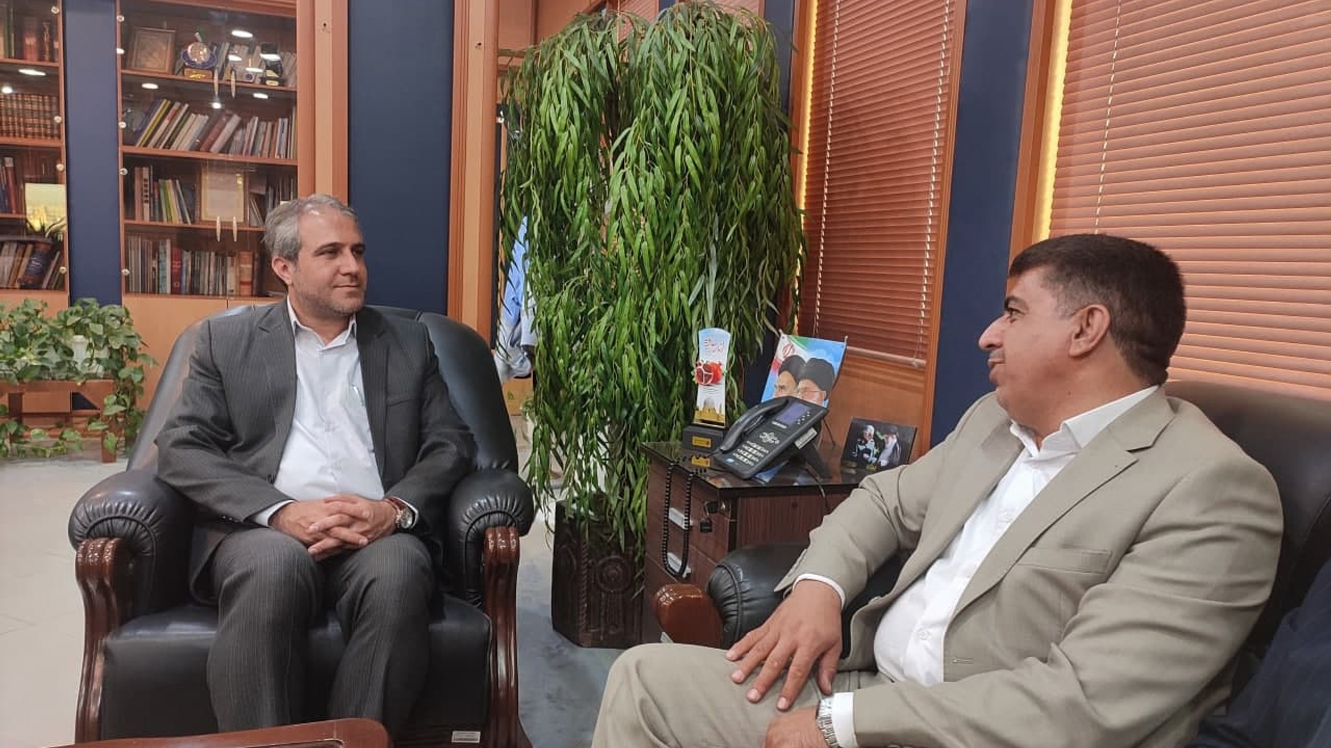 کریمی ، مدیر کل ثبت احوال استان مرکزی با مهدی الیاسی معاون استاندار و فرماندار ویژه شهرستان ساوه دیدار و گفتگو  کرد.