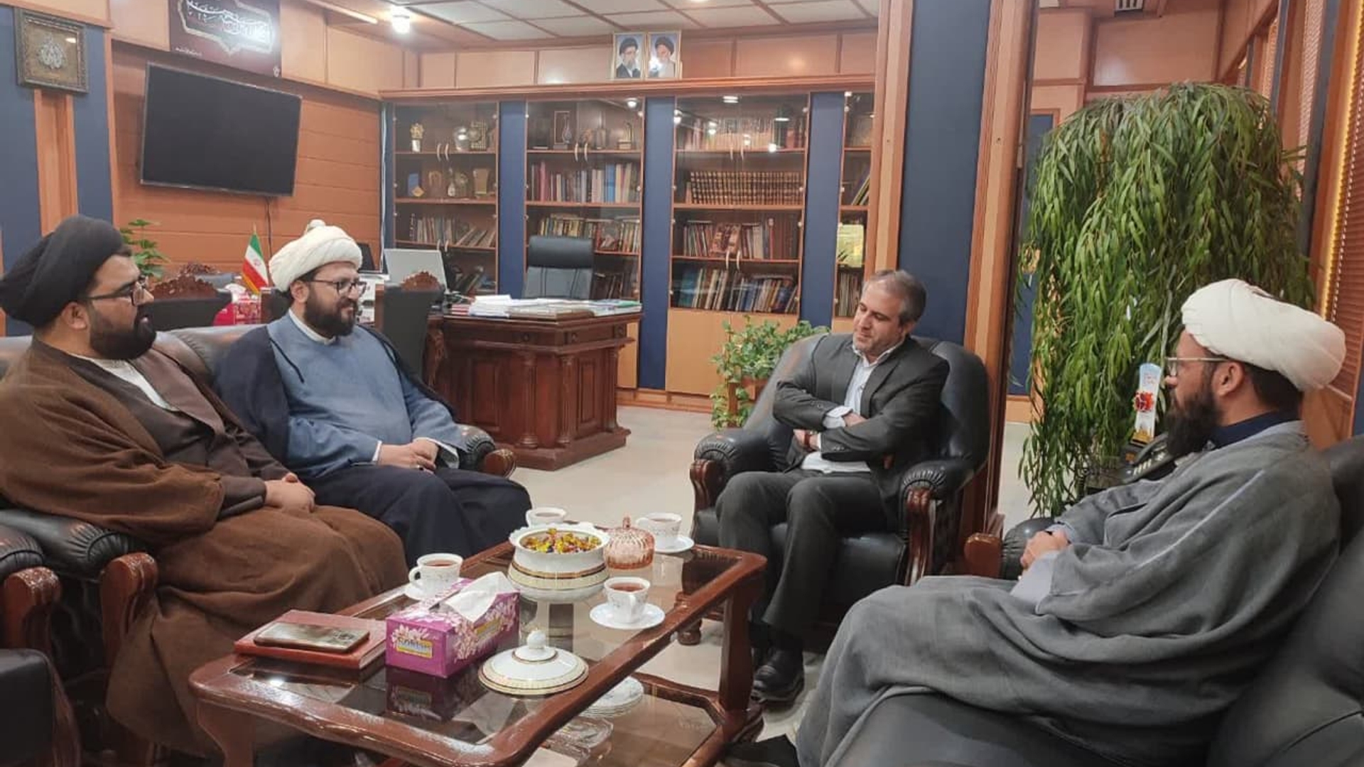 حجت الاسلام فراهانی سرپرست اداره کل تبلیغات استان مرکزی با مهدی الیاسی معاون استاندار و فرماندار ویژه شهرستان ساوه دیدار و گفتگو  کرد.