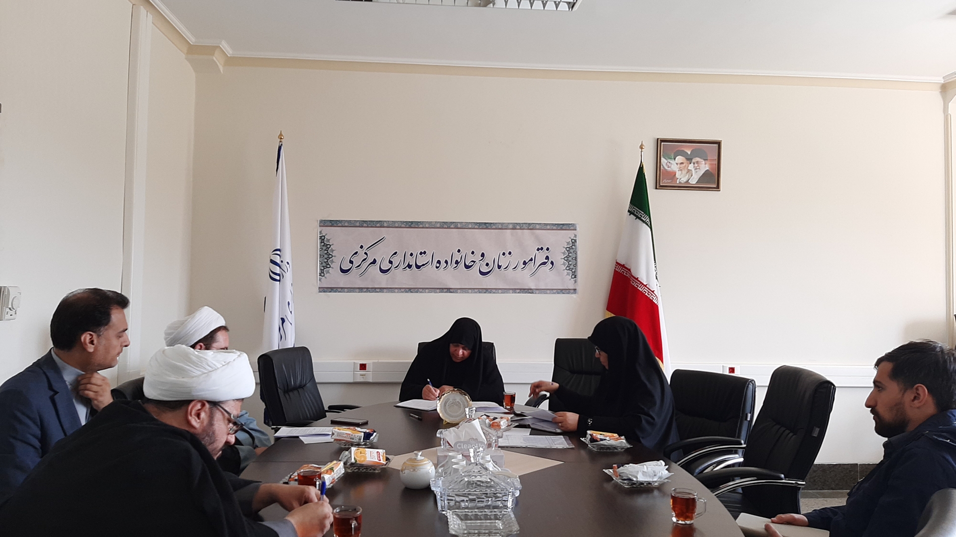 جلسه هماهنگی برنامه های برگزاری روز دختر به ریاست سرکارخانم مفتح زاده مدیر کل امور زنان و خانواده استانداری با حضور رئیس شورای هماهنگی  تبلیغات  اسلامی و اعضای کمیته های سه گانه در محل دفتر برگزار گردید .  ١٤٠٢-٠٢-٢٠