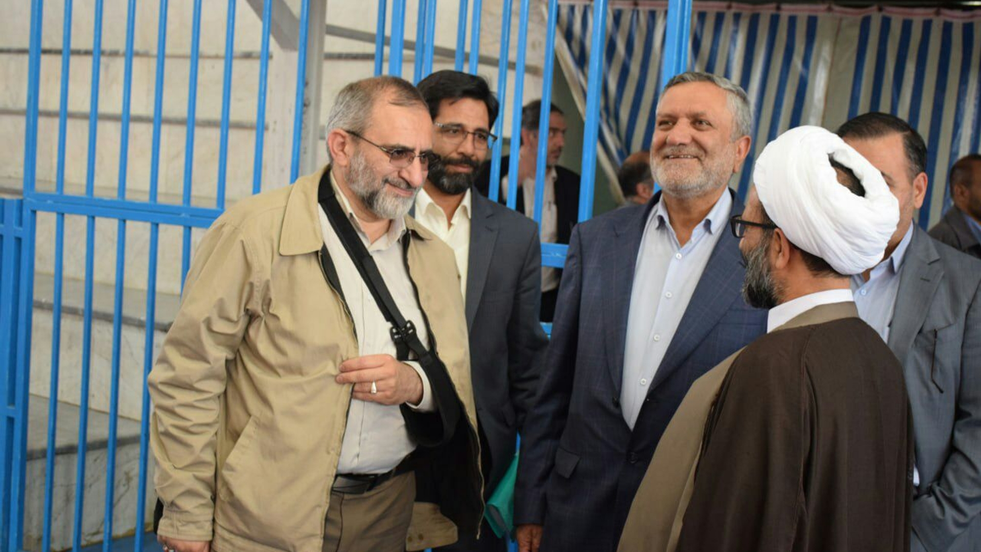 بازدید وزیر تعاون، کار و رفاه اجتماعی به اتفاق استاندار مرکزی، نماینده مجلس و فرماندار شهرستان محلات  از ورزشگاه کارگران شهرستان محلات