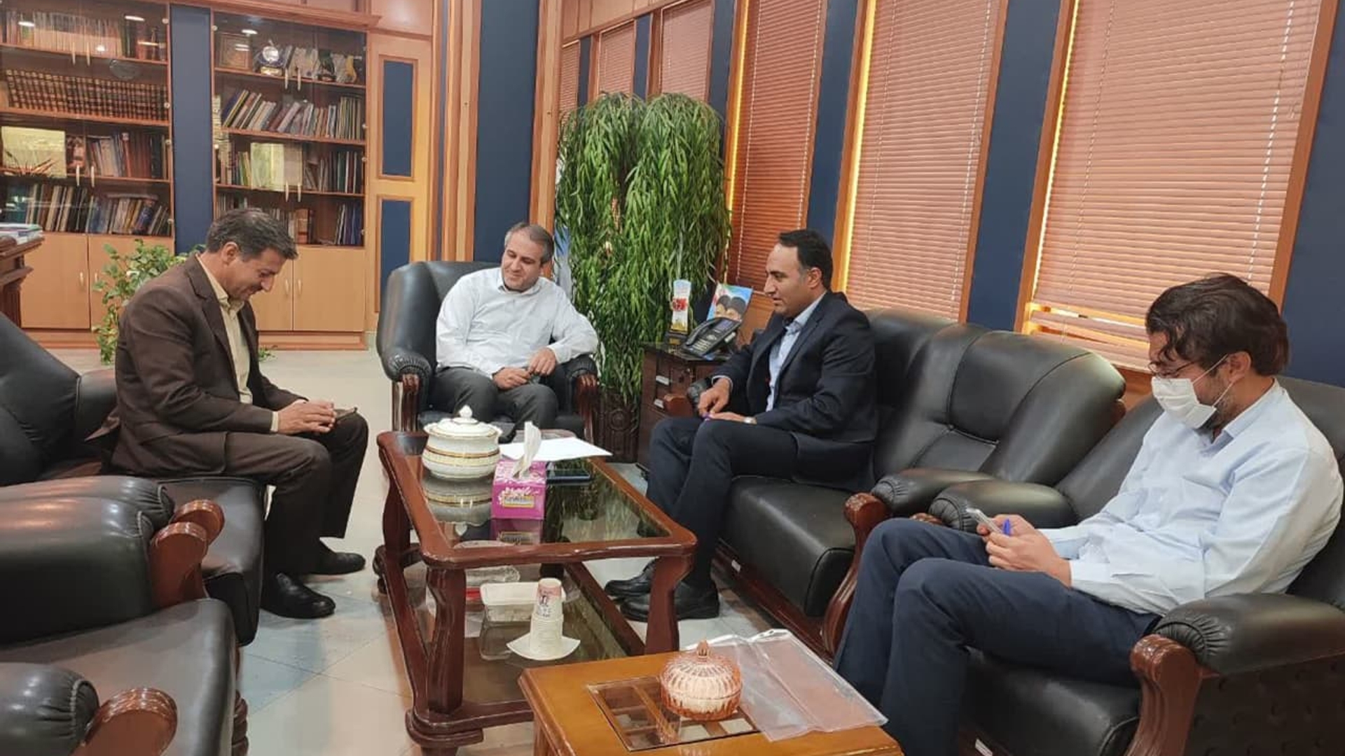 نشست مهدی الیاسی معاون استاندار و فرماندار ویژه شهرستان ساوه با روسای ادارات صمت و برق