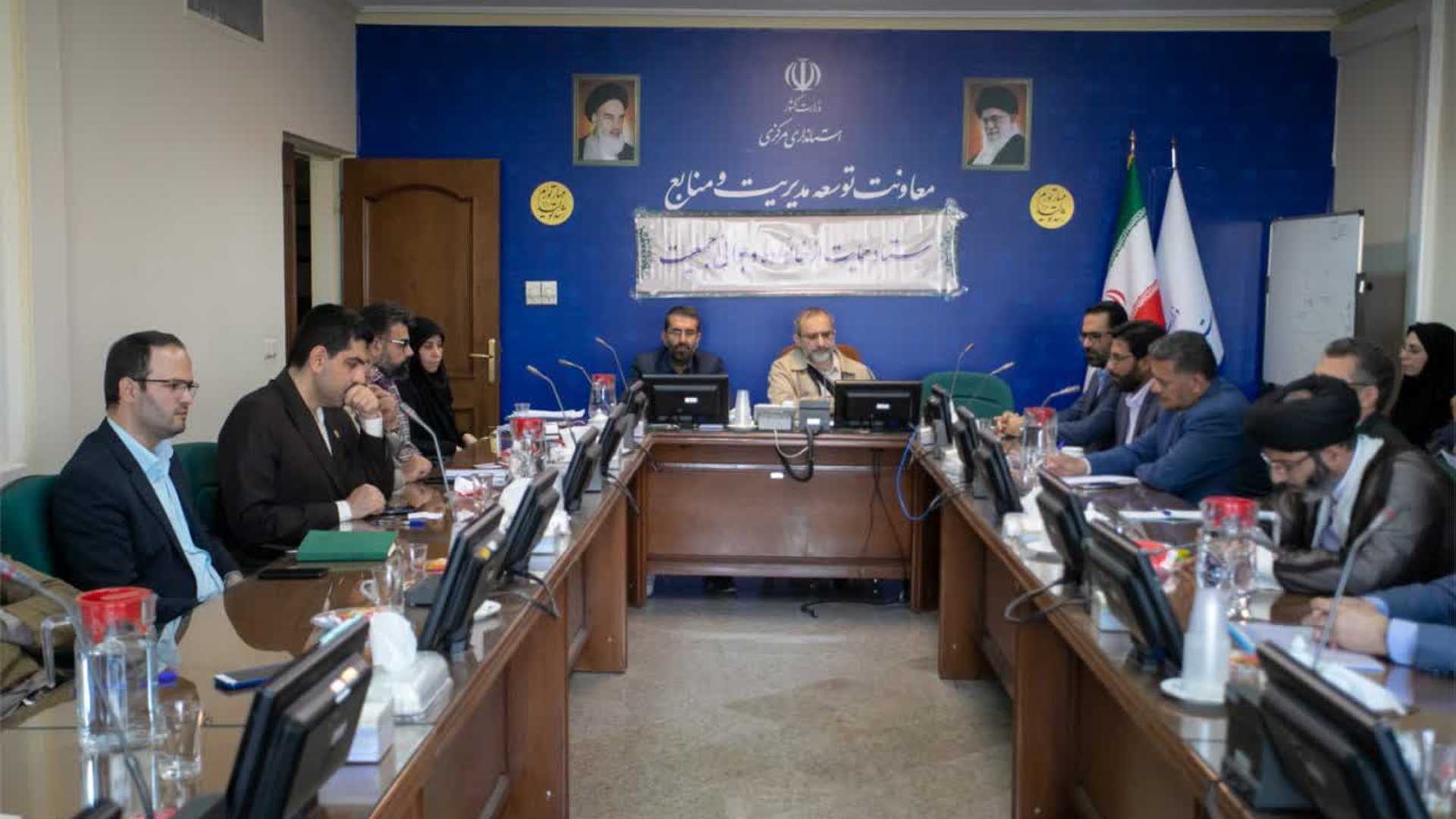 حضور مخلص الائمه استاندار مرکزی ، نظری معاون سیاسی ، سیاسی  ،  امنیتی واجتماعی استانداری و اعضای ستاد جمعیت استان در جلسه ویدئو  کنفرانسی ستاد حمایت از خانواده و جوانی جمعیت وزارت  کشور، که در محل  سالن  جلسات پروین اعتصامی طبقه اول استانداری برگزار گردید .  ٢٤-٠٢-١٤٠٢