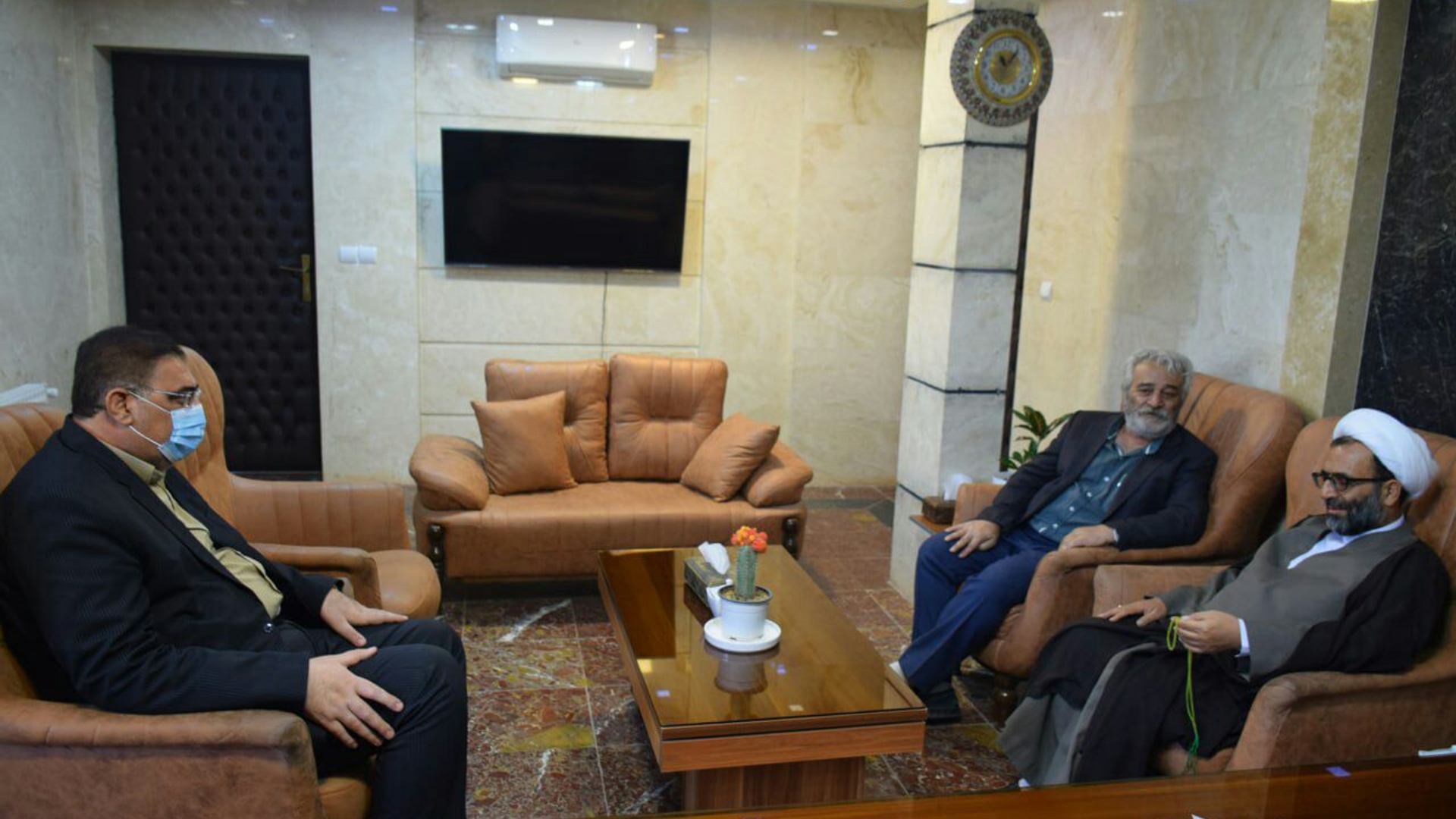 حجت الاسلام والمسلمین دکتر سلیمی نماینده مردم شریف محلات ودلیجان در مجلس ، با مهندس ساعدی فرماندار شهرستان محلات دیدار و گفتگو کرد.