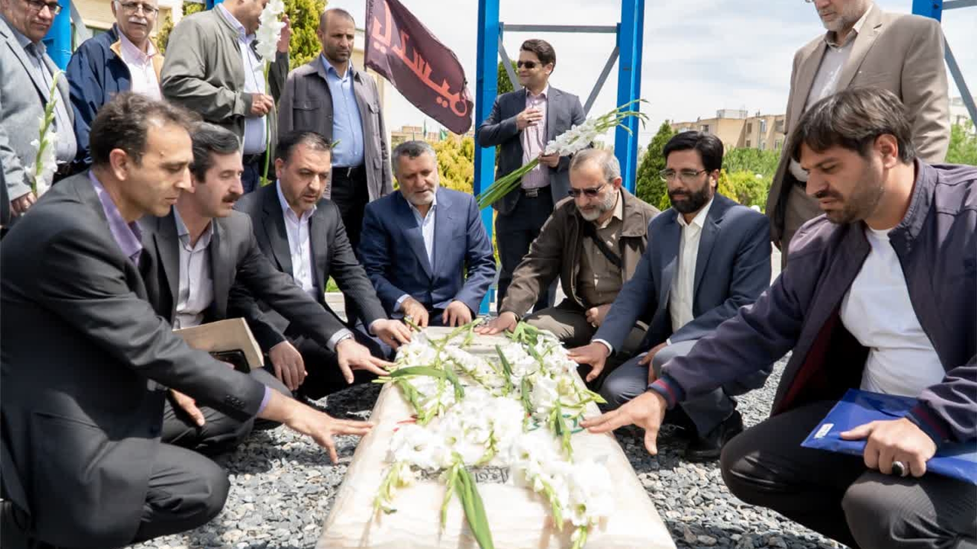 حضور وزیر کار و رفاه اجتماعی بر مزار شهید خوشنام استانداری مرکزی