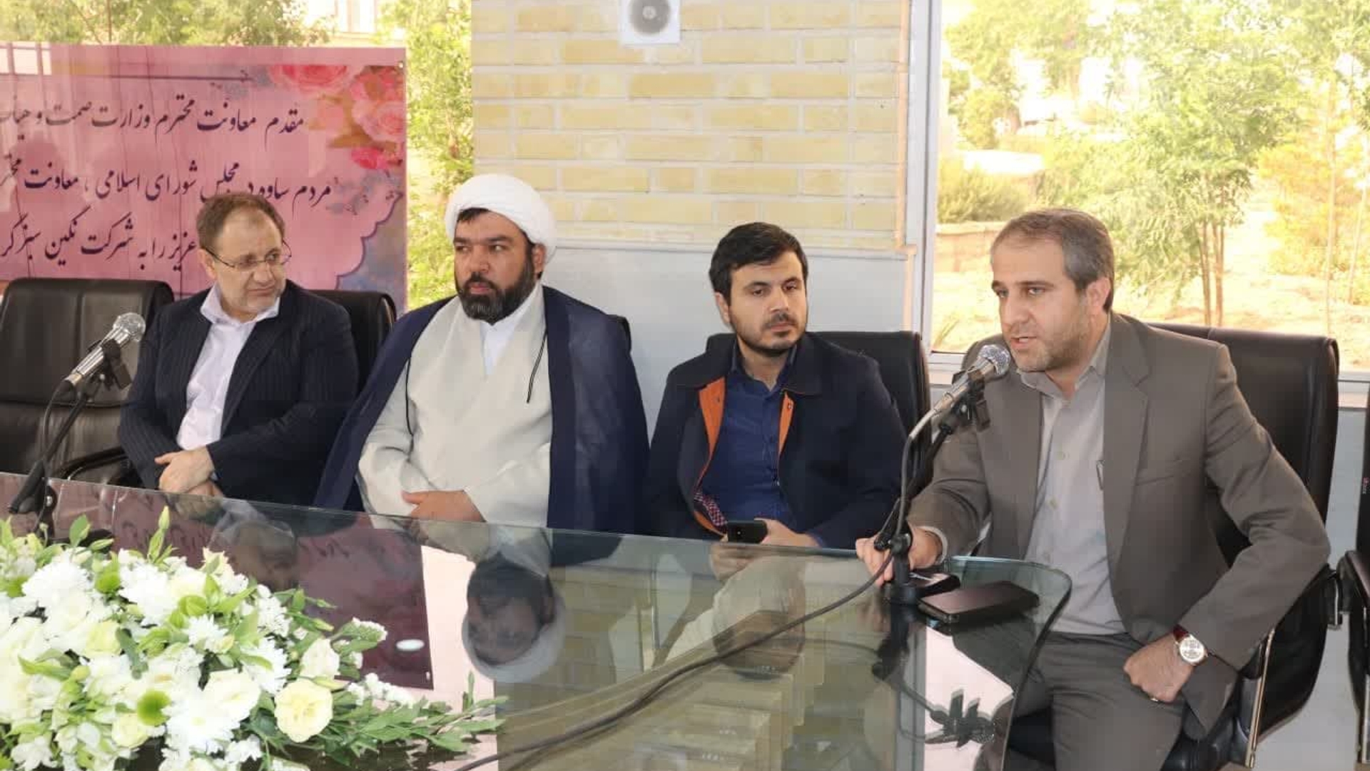 حضور معاون وزیر صمت به همراه دهنوی و موسوی از اعضای هیئت رییسه مجلس شورای اسلامی ، مهدی الیاسی معاون استاندار و فرماندار ویژه شهرستان ساوه ، حجتی الاسلام سبزی نماینده مردم شهرستان های ساوه و زرندیه و مدیران استانی و شهرستانی در شهرک صنعتی شهید چمران ساوه (احمد آباد)