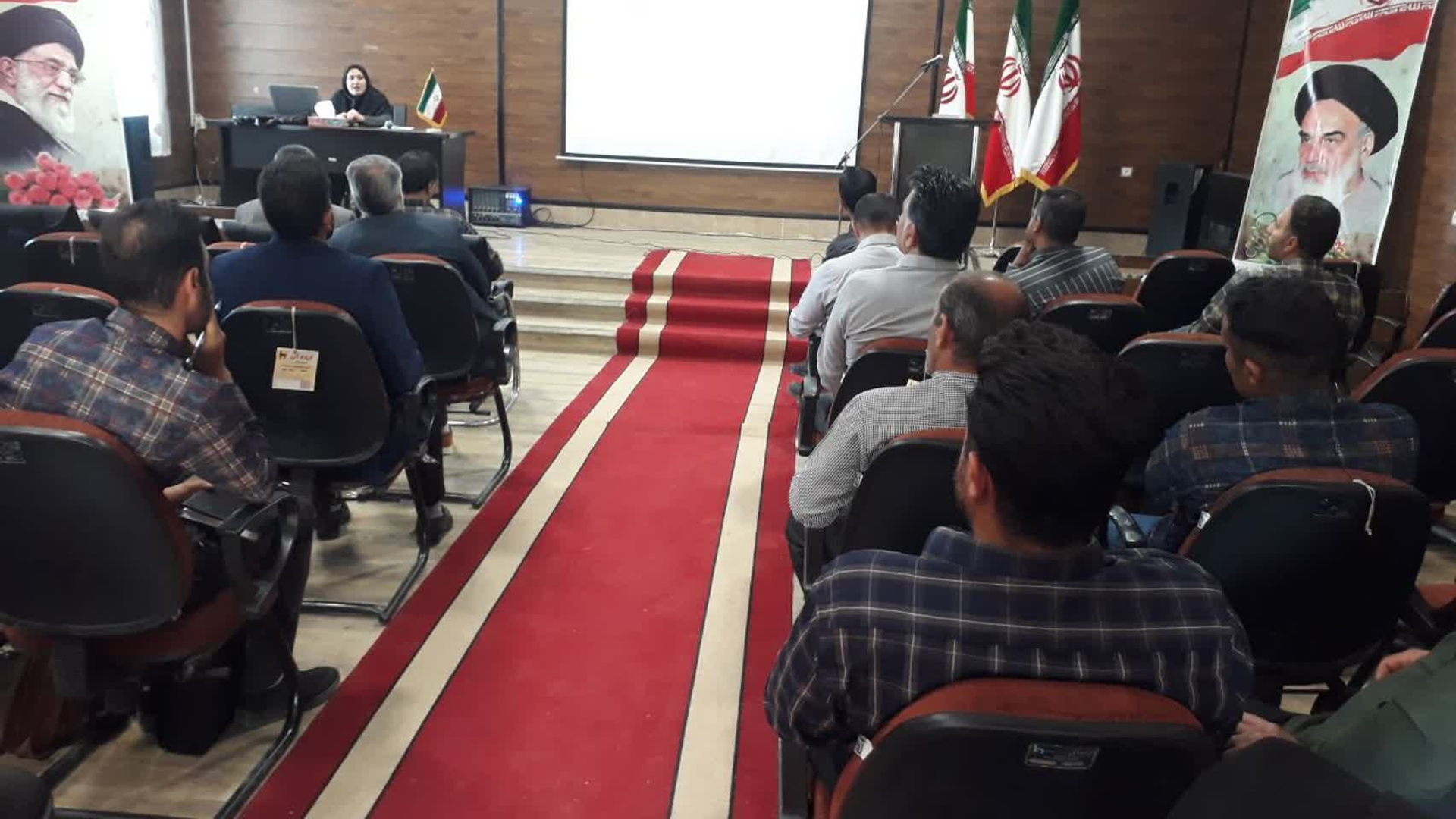 برگزاری کارگاه آموزشی با عنوان قانون رسیدگی به تخلفات اداری، قانون سلامت اداری- تجربه نگاری ویژه دهیاران بخش قره چای شهرستان خنداب