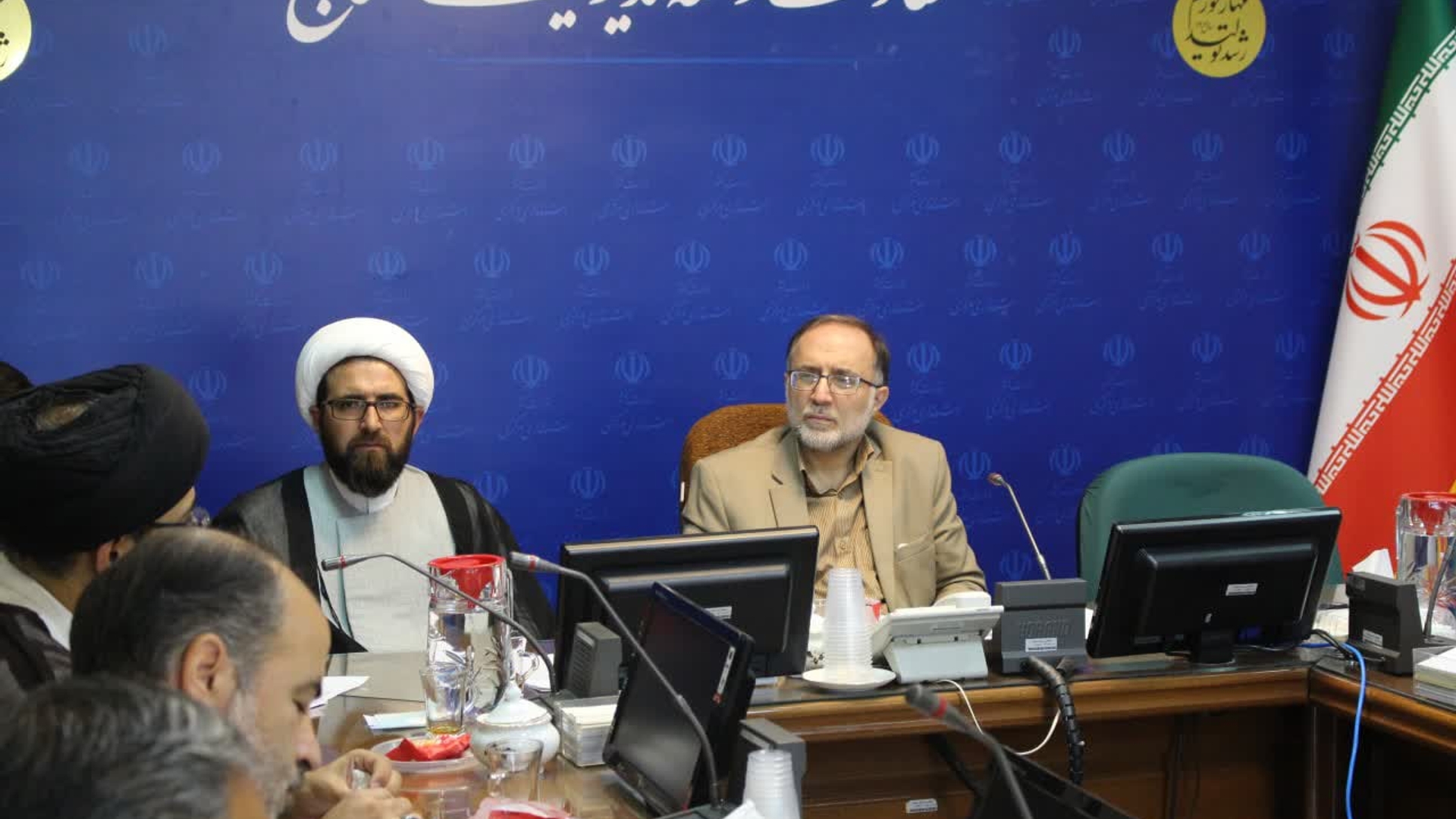 جلسه کمیته هماهنگی و اجرایی اجلاس استانی نماز روز چهارشنبه ۲۷  اردیبهشت ماه با حضوردکتر سیدمجتبی آل یاسین معاون توسعه مدیریت و منابع استانداری و حجت الاسلام علی رودبارانی مدیر ستاد اقامه نماز استان در خصوص تامین منابع مالی و اجرای اجلاس استانی نماز در سالن جلسات استانداری برگزار شد.