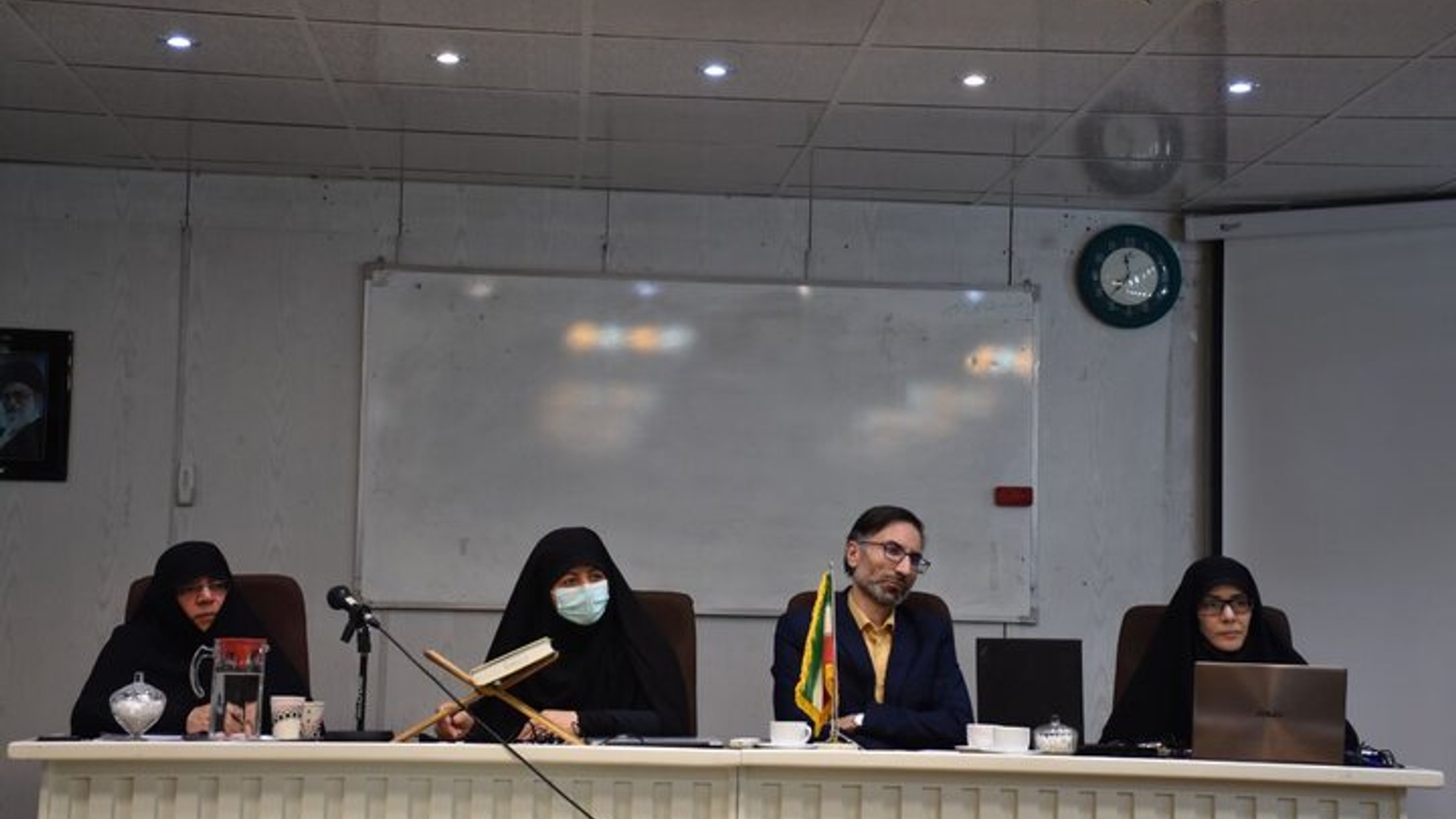 حضور مدیرکل امورزنان وخانواده استانداری خانم مفتح زاده در همایش  حکمرانی متعالی با موضوع جمعیت در دانشکده علوم انسانی دانشگاه اراک  به عنوان سخنران ،ایشان اظهار داشتند اولین گام درحوزه جمعیت هوشیار سازی است که باید تخبگان دراین راستا هوشیار شوند . 
١٤٠٢-٠٢-٢٧