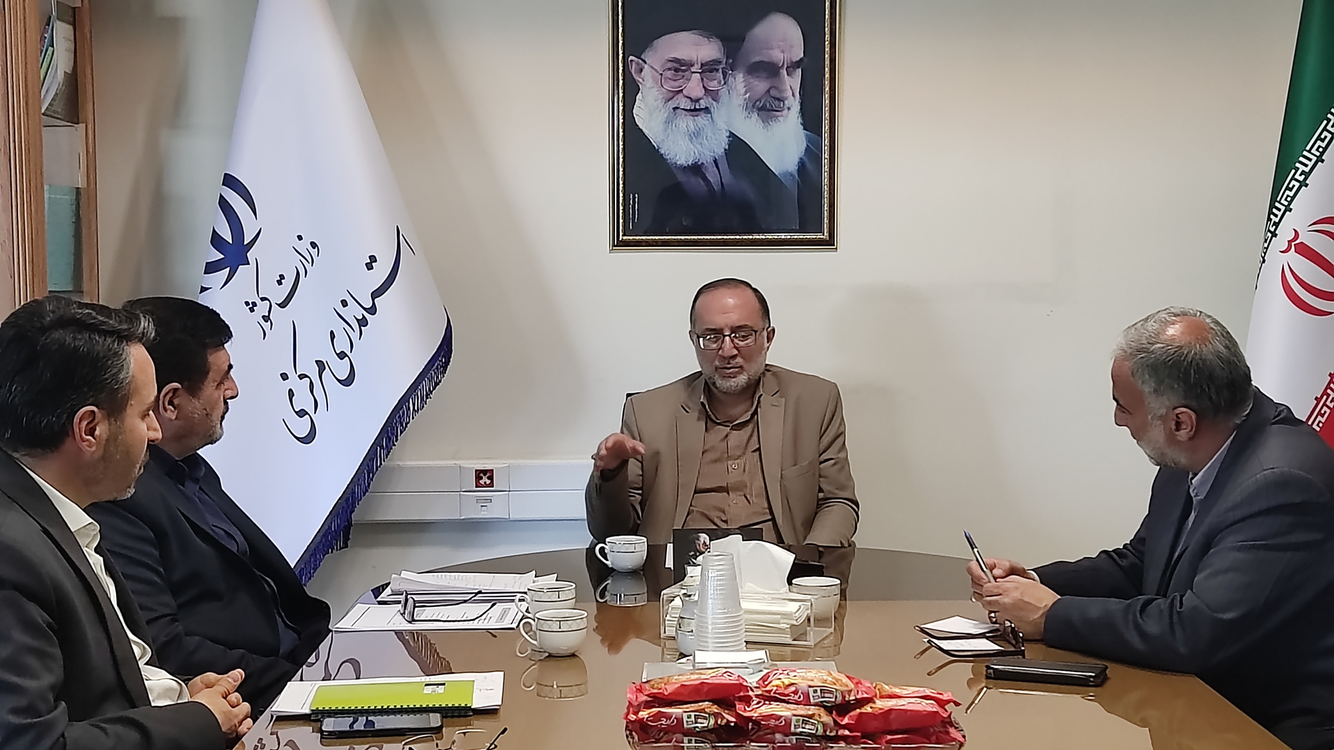 نشست معاون توسعه مدیریت و منابع استانداری با مدیران حوزه در روز پنج شنبه مورخ ۲۸ اردیبهشت سال ۱۴۰۲