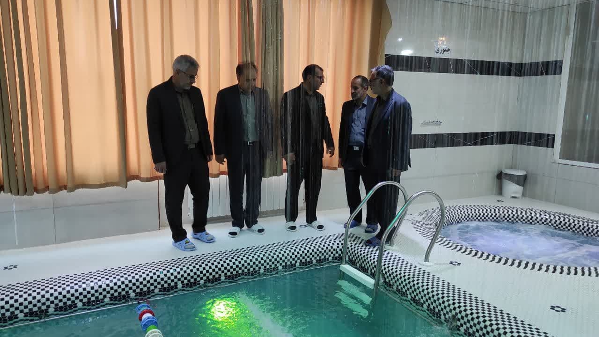 فرماندار از تعداد یک واحد گلخانه صنعتی در روستای شهابیه بازدید کرد