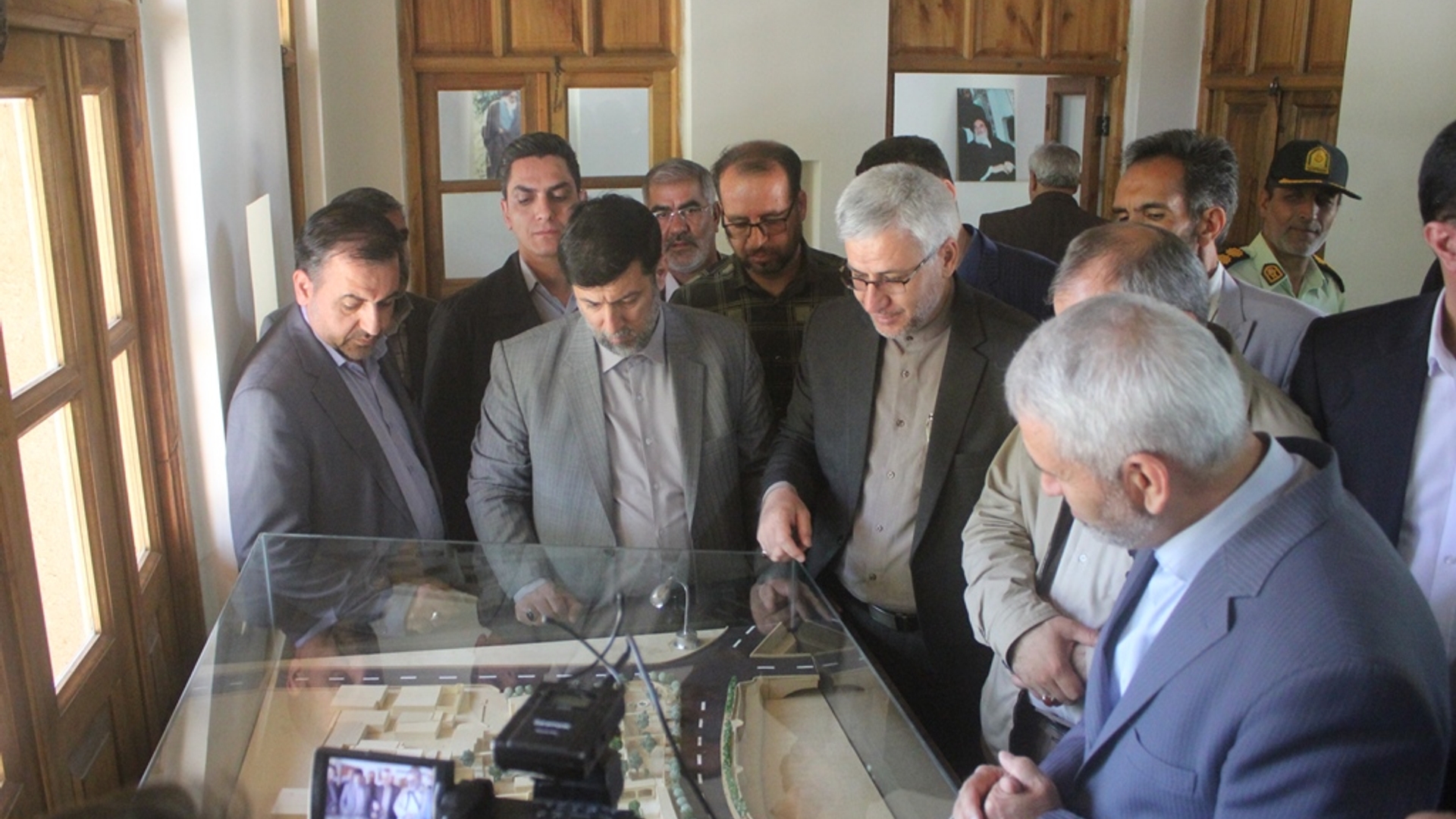 قبور مطهر شهدای  شهرستان خمین گلباران شد.