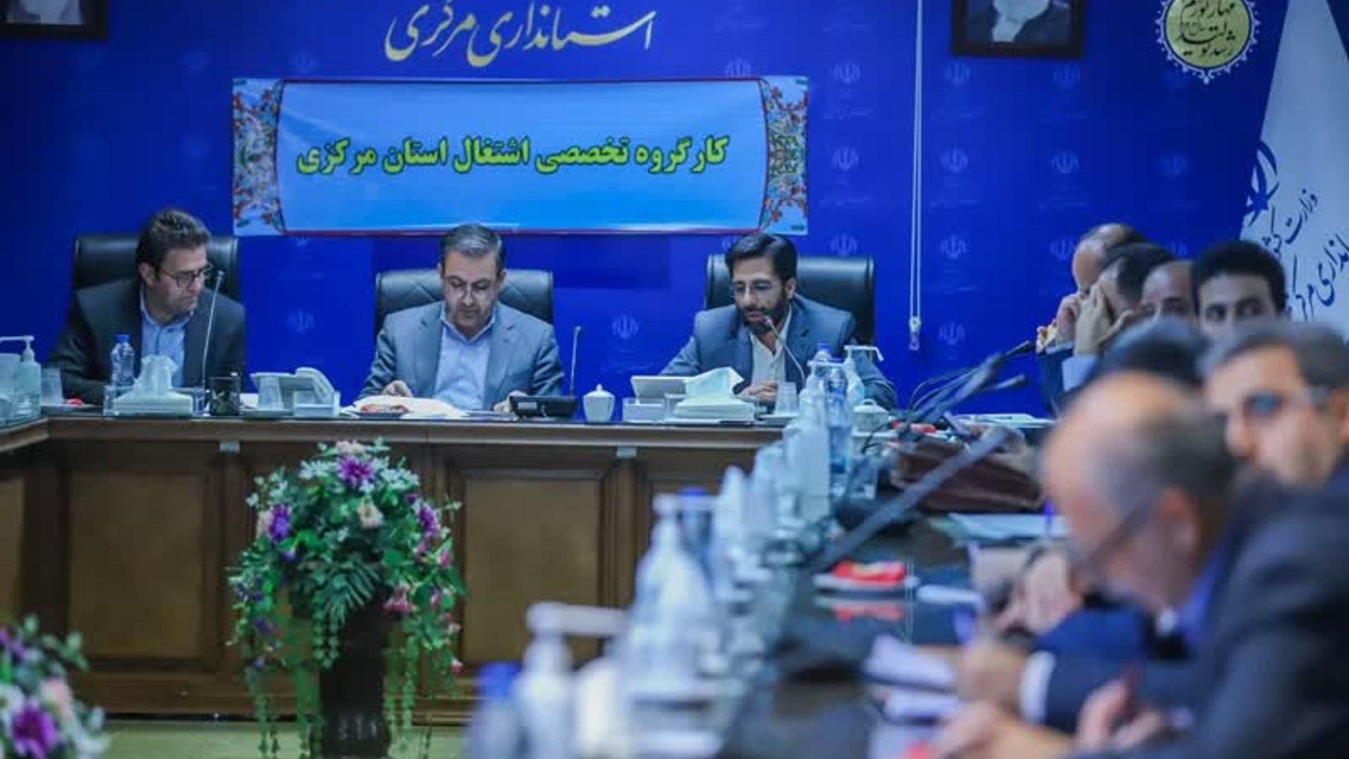 دومین جلسه گروه کاری اشتغال و سرمایه گذاری استان مرکزی با حضور معاون هماهنگی امور اقتصادی و توسعه منطقه استانداری، مدیران و اعضای مرتبط برگزار شد.
معاون استاندار:
🔹بانک‌ها باید در حوزه پرداخت تسهیلات اشتغال‌زایی جهادی‌تر عمل کنند و اگر بانکی می‌پذیرد که به‌عنوان بانک عامل انجام‌وظیفه کند شعب استانی و شهرستانی هم موظف به تمکین هستند.
🔹در خصوص ضمانت تسهیلات به‌ویژه وام ازدواج نیز بانک‌ها نباید خارج از ضوابط شورای پول و اعتبار و بانک مرکزی اقدام کنند.
🔹نرخ بیکاری در ساوه منفی است و حتی نیروی کار از سایر مناطق تأمین می‌شود اما در برخی شهرستان‌ها مثل شازند نرخ بیکاری بالاست که در توزیع اعتبارات باید مدنظر باشد.