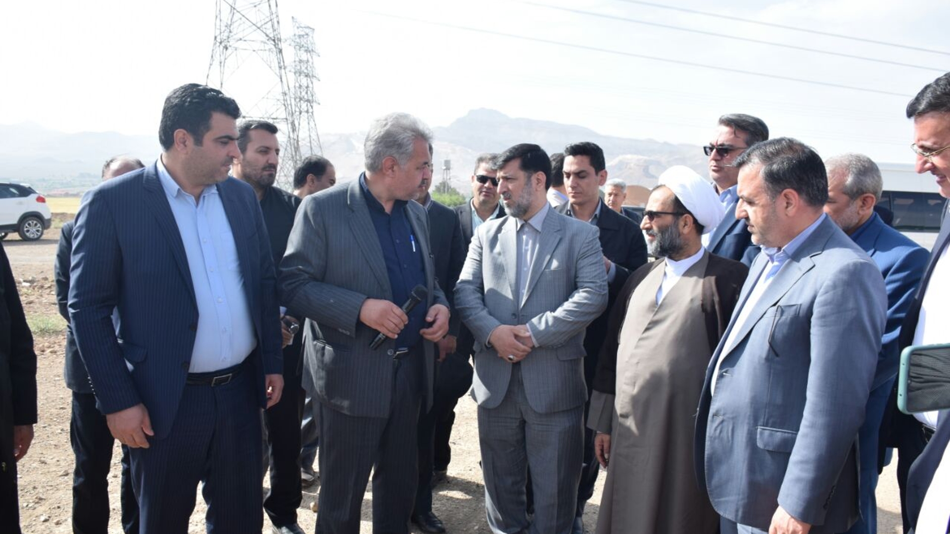 سید محمد آقامیری سرپرست وزارت جهاد کشاورزی با حضور در محلات از نمایشگاه دائمی باغ گل کیهان، شهرک ماهیان زینتی و گلسرای میلاد بازدید کرد.