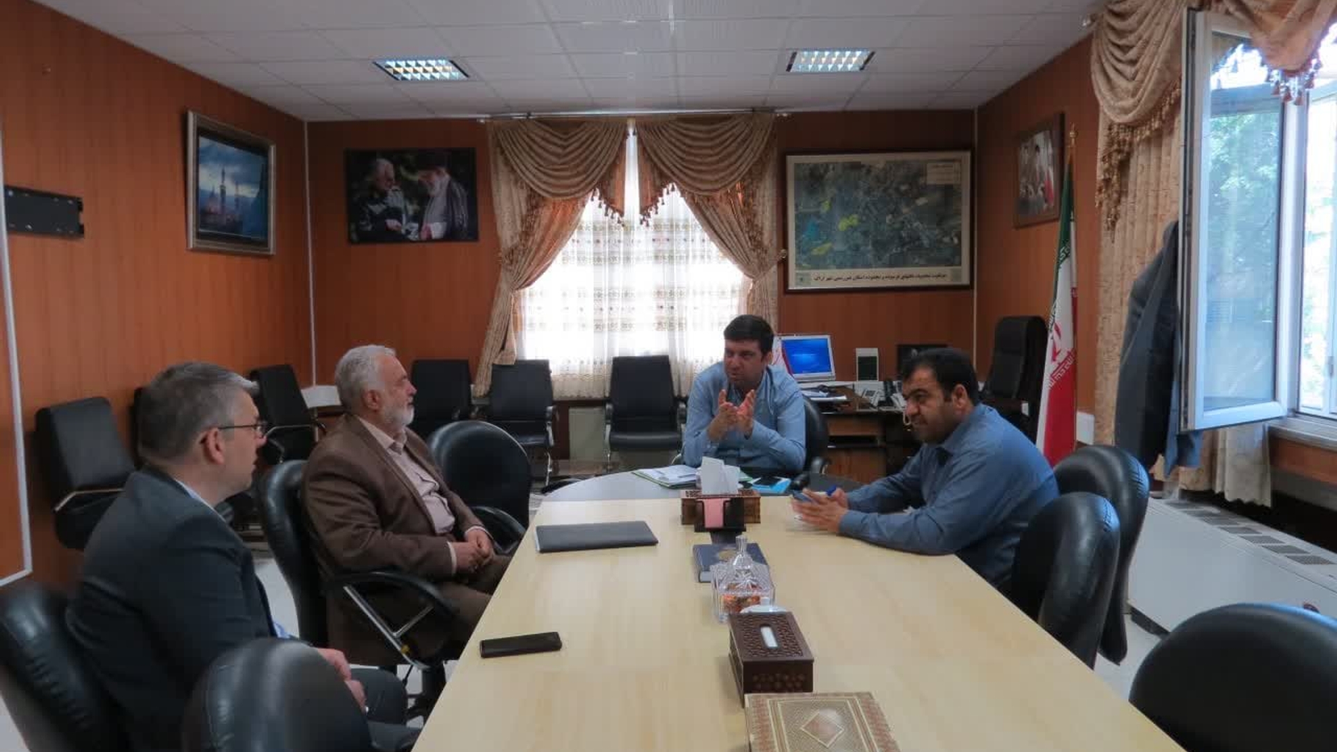 حضور سروش مدیربنیاد زائر سرای امام رضا (ع)در دفتر فرماندار اراک ودیدار ونشست با هادی فرماندار اراک وبحث وتبادل نظر درخصوص مسائل ومشکلات زائر سرای استان مرکزی در مشهد مقدس