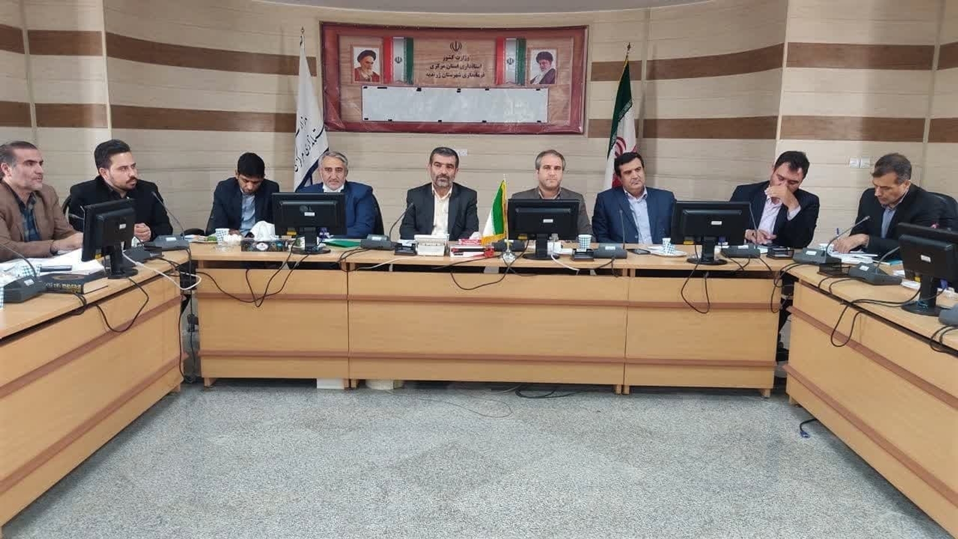 جلسه بررسی مشکلات زیر ساختی در حوزه انتخابات در شهرستان های ساوه و زرندیه