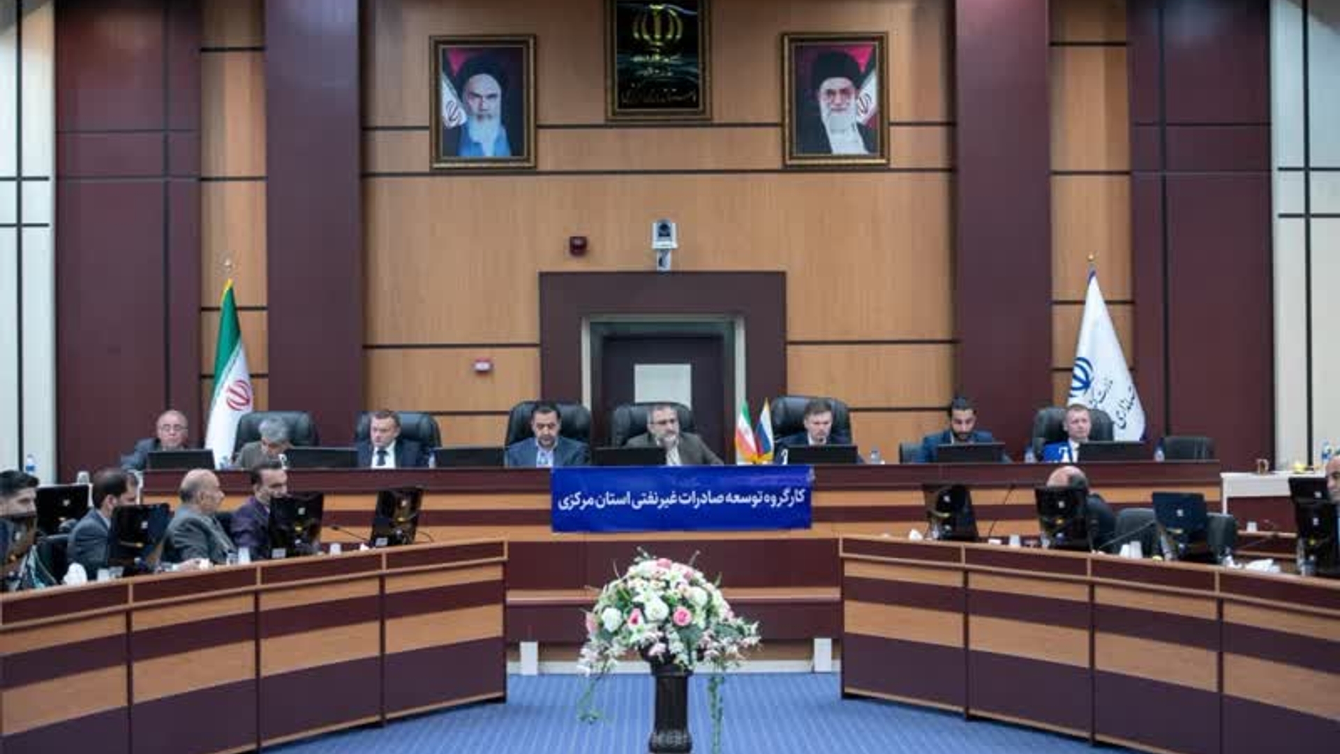 در کارگروه توسعه صادرات غیرنفتی مطرح شد:ضرورت توجه به زنجیره ارزش تولید در دو کشور ایران و روسیه
کارگروه توسعه صادرات غیرنفتی استان مرکزی به ریاست استاندار مرکزی و با حضور معاون هماهنگی امور اقتصادی و توسعه منطقه ای استاندار، وزیر صنعت و معاون وزیر توسعه اقتصادی استان تِوِر روسیه و مسئولین و فعالین اقتصادی استان مرکزی برگزار شد.
مخلص الائمه در این نشست گفت: علاوه بر واردات و صادرات مرسوم که بین ایران و روسیه وجود دارد، می توان برای برداشتن یک گام بلند اقتصادی ارزشمند، توسعه روابط اقتصادی و تکمیل زنجیره ارزش تولیدات دو کشور را رقم زد و به جای صادرات و واردات مرسوم، ارزش تولیدات را در یک مشارکت فنی و اقتصادی افزایش دهیم و حتی در دو استان نمایندگی ایجاد شود تا فعالیت‌ها به سمت ایجاد ارزش افزوده بیشتر مبتنی بر مزیتهای اقتصادی سوق یابد.
در این نشست که معاون هماهنگی امور اقتصادی استانداری مرکزی،مدیرکل صنعت،معدن وتجارت استان مرکزی و مدیران اقتصادی استان نیز حضور داشتند.
📅 دوشنبه ۱ خرداد۱۴۰۲