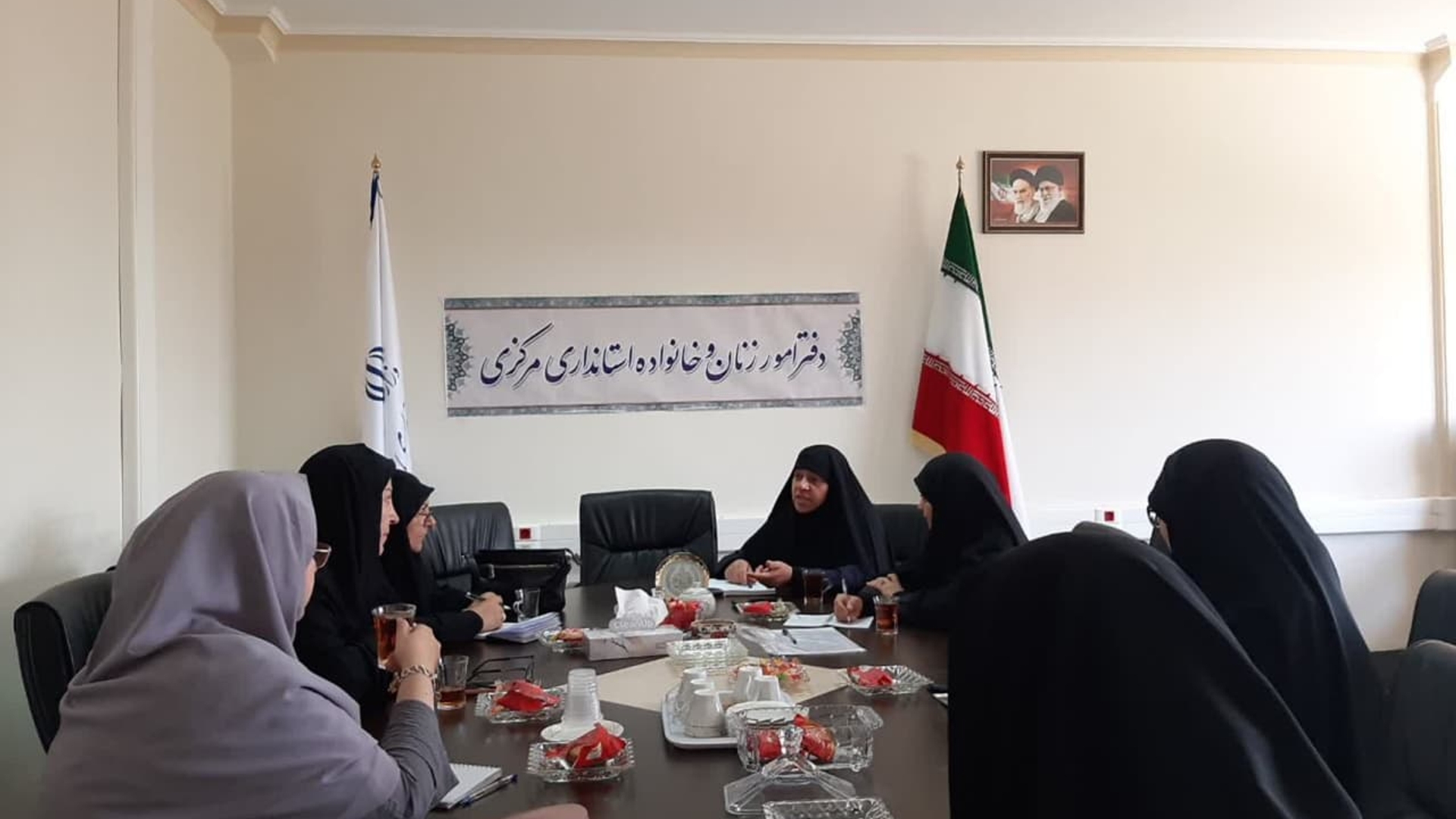 به ریاست خانم مفتح زاده مدیر کل دفترامور زنان وخانواده استانداری مرکزی  جلسه هسته هیات اندیشه ورز بانوان استان در محل دفتر بانوان جهت بررسی وضعیت کارگروه ها و اصلاح برخی امور برگزار شد .  ٠٤-٠٣-١٤٠٢