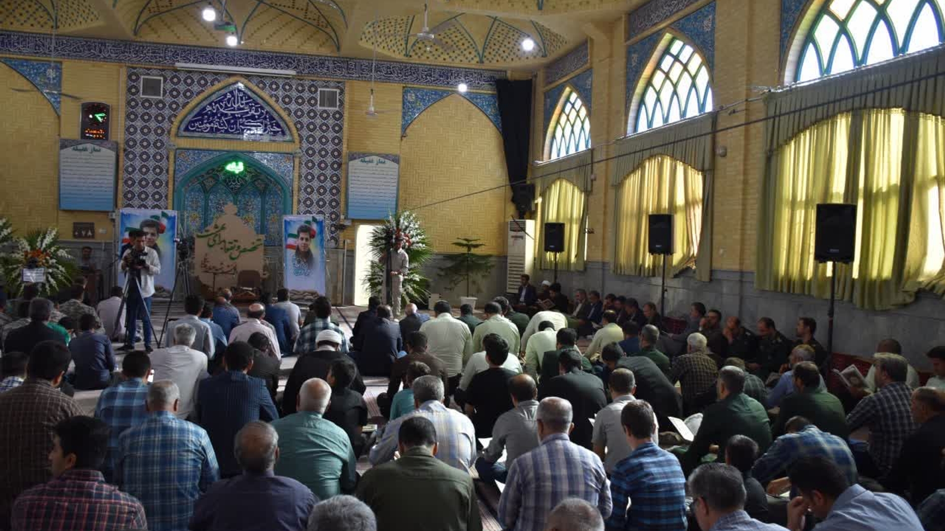 🔰اولین مراسم سالگرد شهادت شهید احسان قدبیگی در مسجد امام حسین(ع) اراک

🔹با حضور استاندار مرکزی، فرمانده سپاه روح الله استان، مدیران ارشد وزارت دفاع، معاون سیاسی، امنیتی و اجتماعی استاندار مرکزی، امیر هادی فرماندار شهرستان اراک در مسجد امام حسین(ع) اراک برگزار شد.