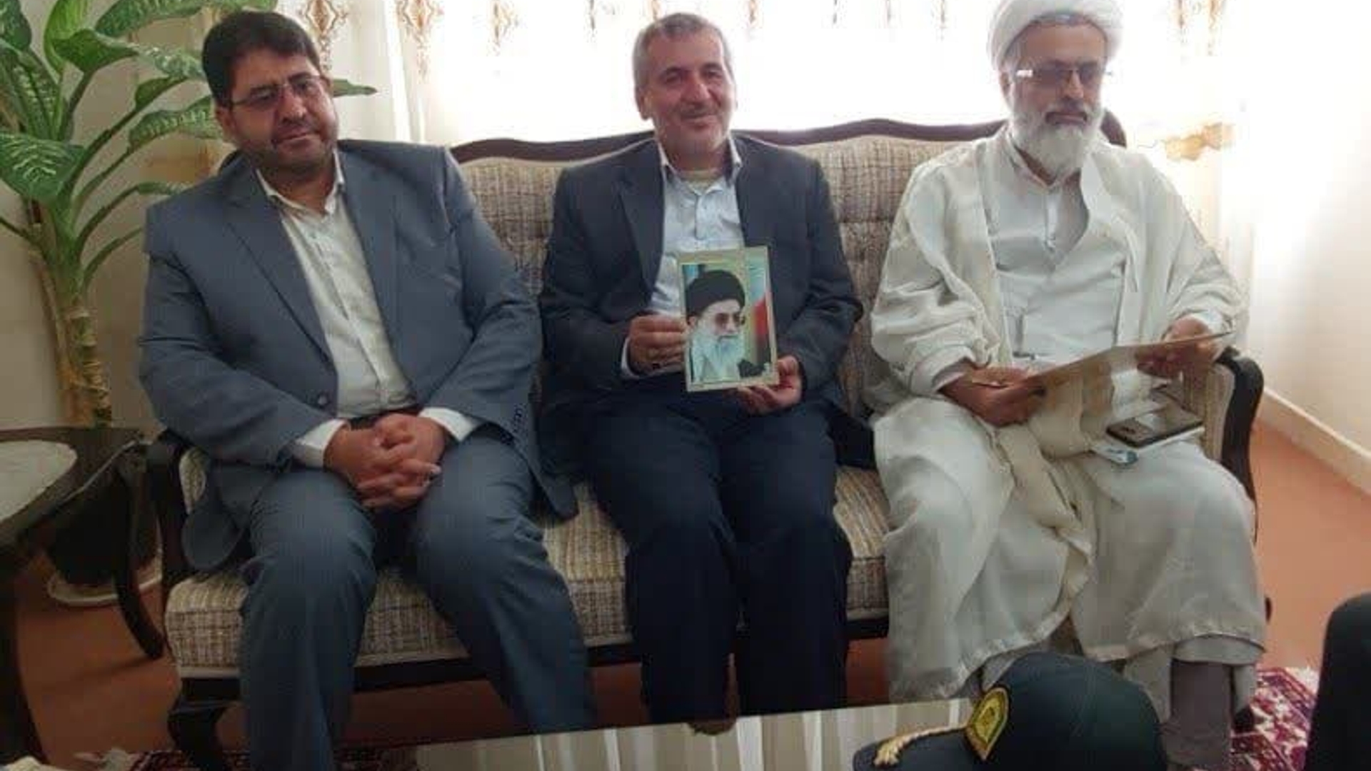 به مناسبت سالروز آزاد سازی خونین شهر  "شهر خرمشهر" محمد رضا رضایی فرماندار شهرستان تفرش به همراه حجت الاسلام اجرائی نماینده ولی فقیه، سرهنگ پاسدار میرهادی، سرهنگ فراهانی فرمانده نیروی انتظامی و جمعی از مسئولین به دیدار جانباز سرافراز تفرشی آقای محمود مهری رفتند.