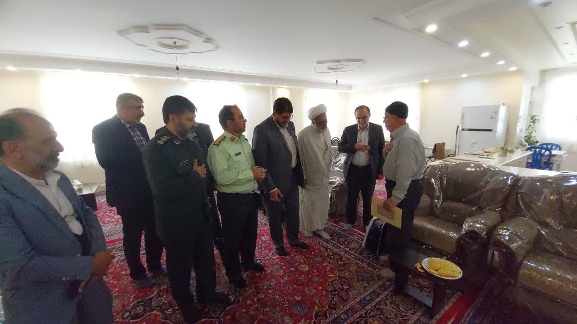 به مناسبت سالروز آزاد سازی "شهر خرمشهر" سید مجتبی آل یاسین معاون توسعه مدیریت و منابع انسانی استانداری مرکزی به همراه محمد رضا رضایی فرماندار شهرستان تفرش، حجت الاسلام اجرائی نماینده ولی فقیه، سرهنگ پاسدار میرهادی، سرهنگ فراهانی فرمانده نیروی انتظامی و جمعی از مسئولین به دیدار پدر و مادر شهید امر به معروف هادی محبی رفتند.