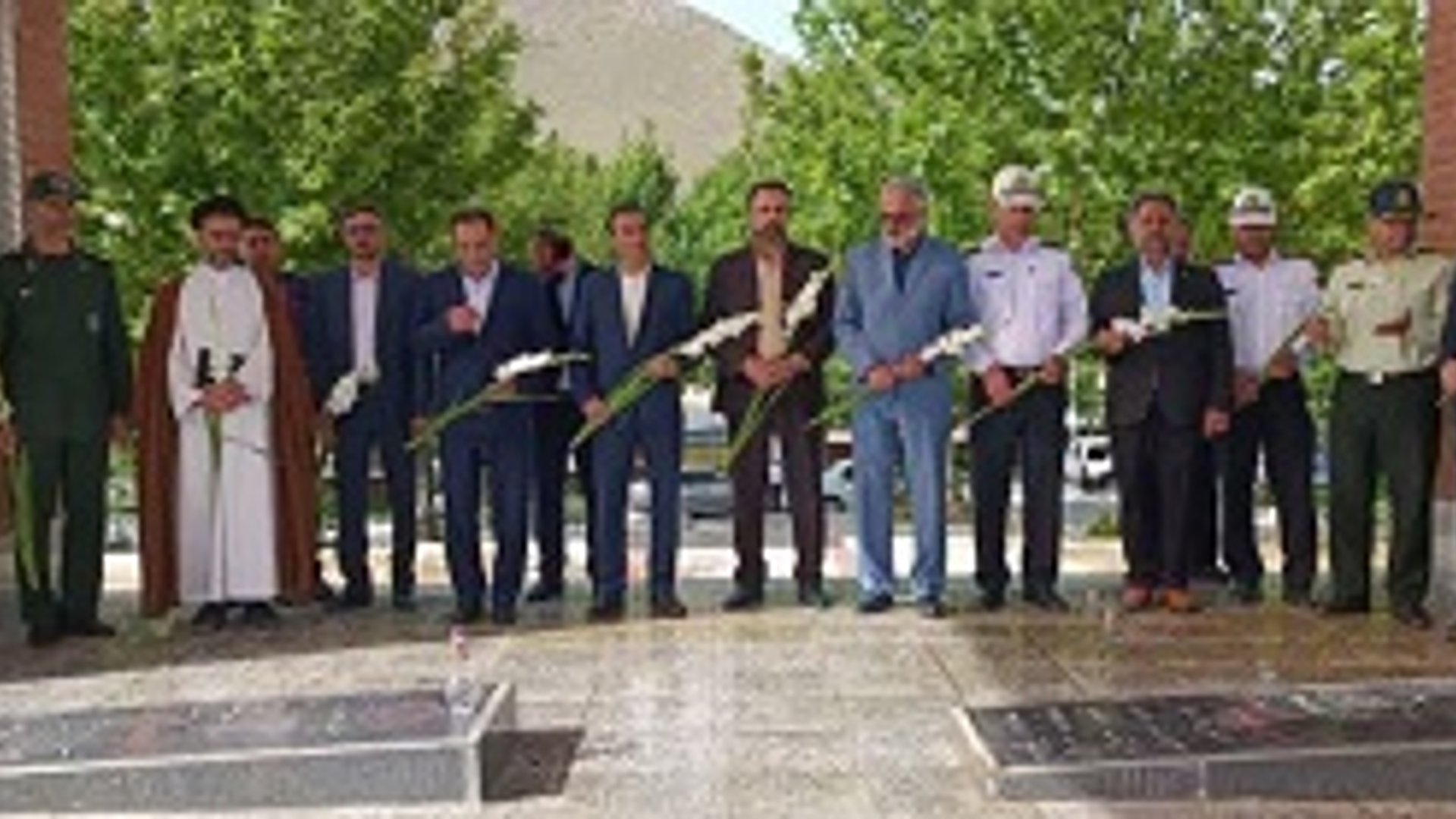 گلباران گلزار مطهر شهدای گمنام شهر شازند .