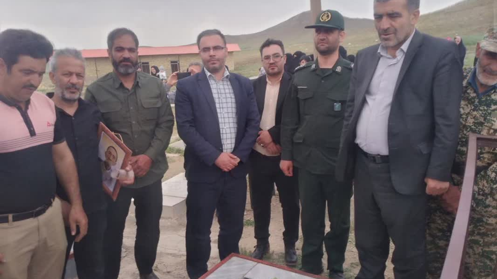 مراسم گلباران مزار شهدای روستای ازبیزان