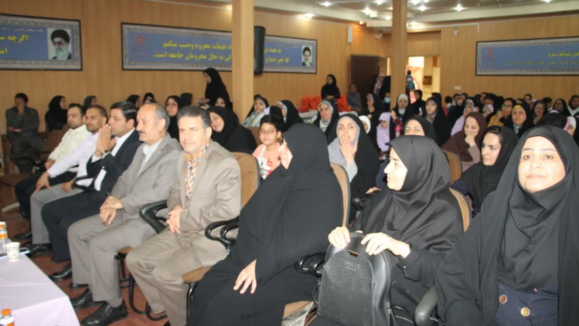 حضور مفتح زاده مدیر کل دفترامور زنان و خانواده استانداری درمراسم جشن دهه کرامت اداره کل بهزیستی استان مرکزی ، درادامه این مراسم خانم مفتح زاده ضمن تبریک خجسته سالروز میلاد حضرت فاطمه معصومه (س) فرمودند در  جامعه  کنونی  زنان با  تکیه  بر  توانایی های  خود  توانسته اند  مراحل رشد و  پیشرفت را به خوبی طی کنند و به نقش بانوان تاثیر گذار برای  معرفی  زنان با شاخص  خانه داری و  ..درعین فعالیت های فرهنگی ، اقتصادی  و .. باشد و و درادامه با اجرای  برنامه های دیگرمراسم خاتمه  یافت .   ١٤٠٢-٠٣-٠٨