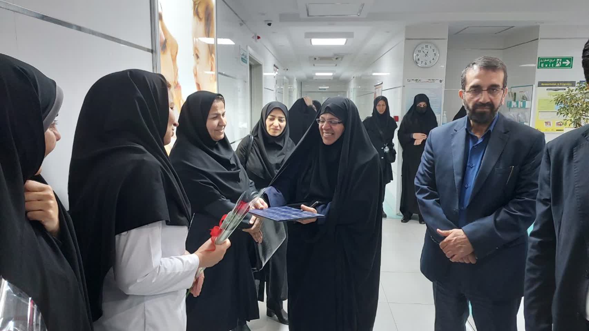 در نشستی با حضور دکتر بهنام نظری معاون سیاسی،امنیتی و اجتماعی استانداری مرکزی و همچنین پروین مفتح‌زاده مدیرکل دفتر امور بانوان و خانواده استانداری و دکتر سهرابی مدیر درمان تامین اجتماعی استان مرکزی و مدیران و نمایندگان امور بانوان ادارات و سازمان های تابعه وزارت تعاون،کار و رفاه اجتماعی استان مجموعه اقدامات صورت گرفته در مدیریت درمان تأمین‌اجتماعی استان مرکزی در راستای اجرای سیاست‌های رشد جوانی جمعیت مورد بررسی قرار گرفت.در ادامه پروین مفتح‌زاده مدیرکل دفتر امور بانوان و خانواده استانداری مرکزی گفت: جوانی جمعیت باید در استان مرکزی به یک گفتمان عمومی تبدیل شود واین امرنیازمنداجماع نخبگان که هنوز در این زمینه به نتیجه مطلوب نرسیده ایم و این موضوع یکی از مهمترین ضعف‌های استان محسوب می‌شود.
وی در ادامه گفت : در سال گذشته دو استان همسایه استان مرکزی یعنی استان همدان و لرستان در رتبه‌های دوم و سوم رشد جمعیت کشور بودند و در استان مرکزی نیز باید فعالیت های حوزه جمعیت با محوریت امیدآفرین دنبال شده و همه دستگاه‌ها برای اجرای جز به جز قانون جمعیت اهتمام داشته باشند از همه ظرفیت های موجود در این زمینه استفاده کنند
وی در پایان سخنان خود با اشاره به اهمیت نقش ویژه کادر درمان در اجرای سیاست‌های رشد جوانی جمعیت گفت : مادران در هنگام زایمان نیاز به روحیه و نشاط دارند تا در شرایطی امن و با ارائه خدمات مطلوب، فرزند سالم به دنیا آورند و حس خوب مادر شدن برای آنها باید از شیرین لحظات زندگی آنان باشد. 
٠٨-٠٣-١٤٠٢