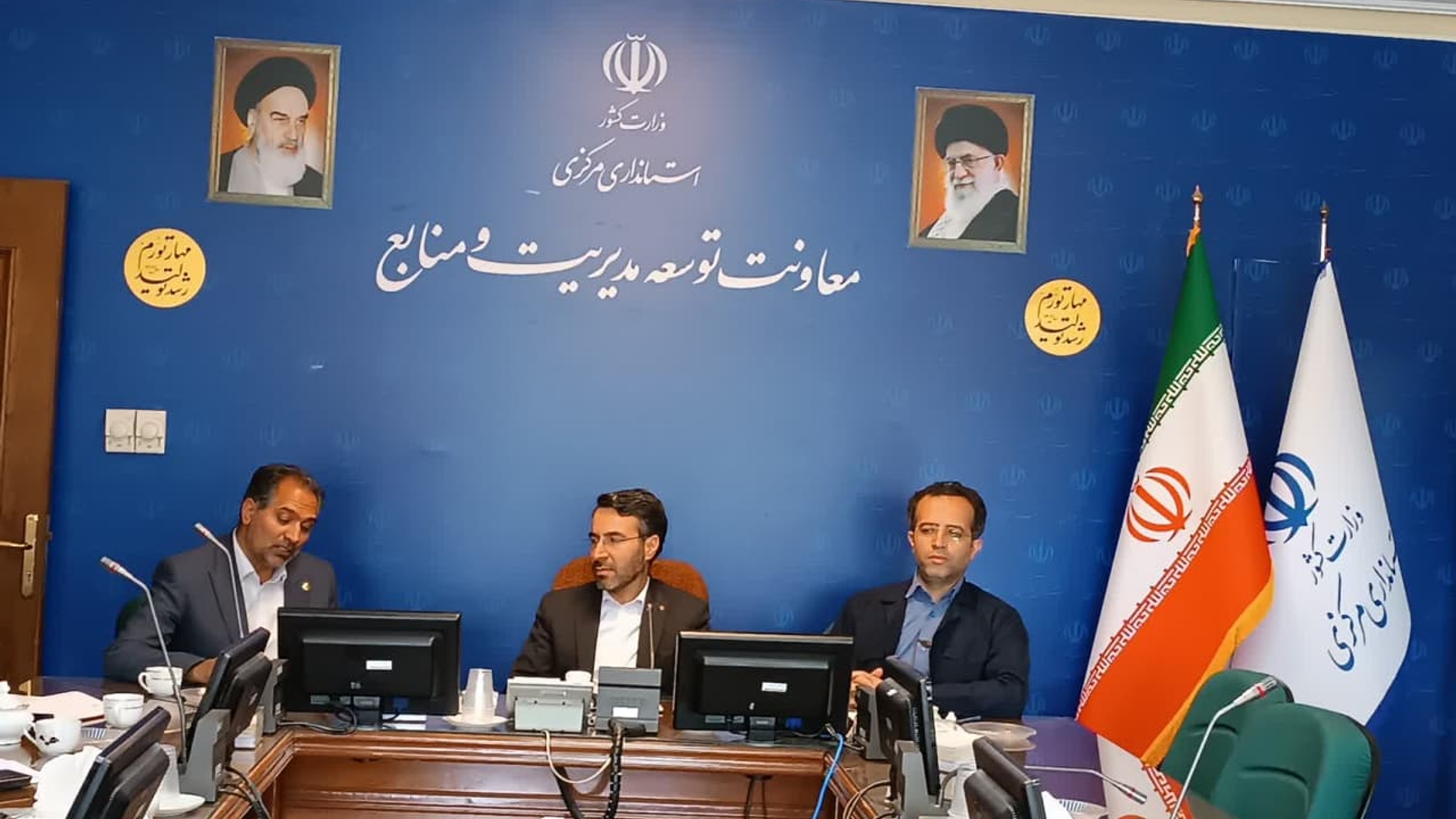 جلسه بررسی توسعه دولت الکترونیک (شبکه دولت) در سطح دهیاریهای استان