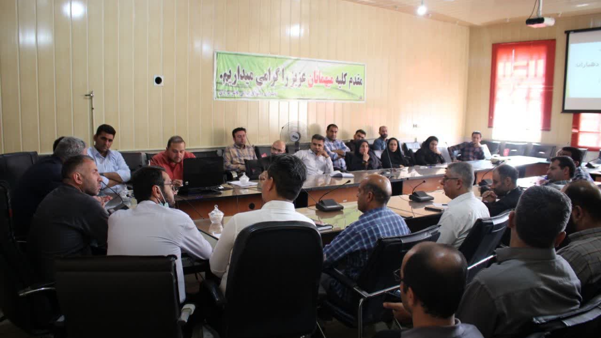 برگزاری کارگاه آموزشی با عنوان قانون رسیدگی به تخلفات اداری، قانون سلامت اداری، تجربه نگاری ویژه دهیاران بخش مرکزی شهرستان ساوه