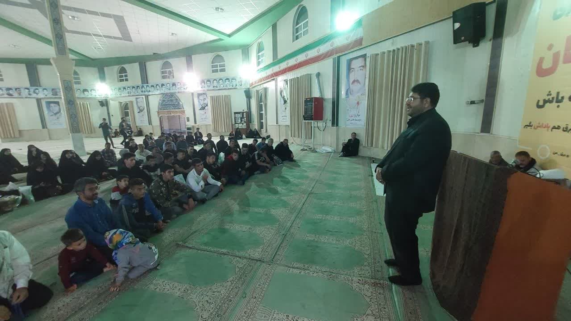 کاروان اعزامی شهرستان تفرش برای زیارت حرم امام خمینی در شب سالگرد رحلت ایشان با بدرقه مسئولین راه افتاد :