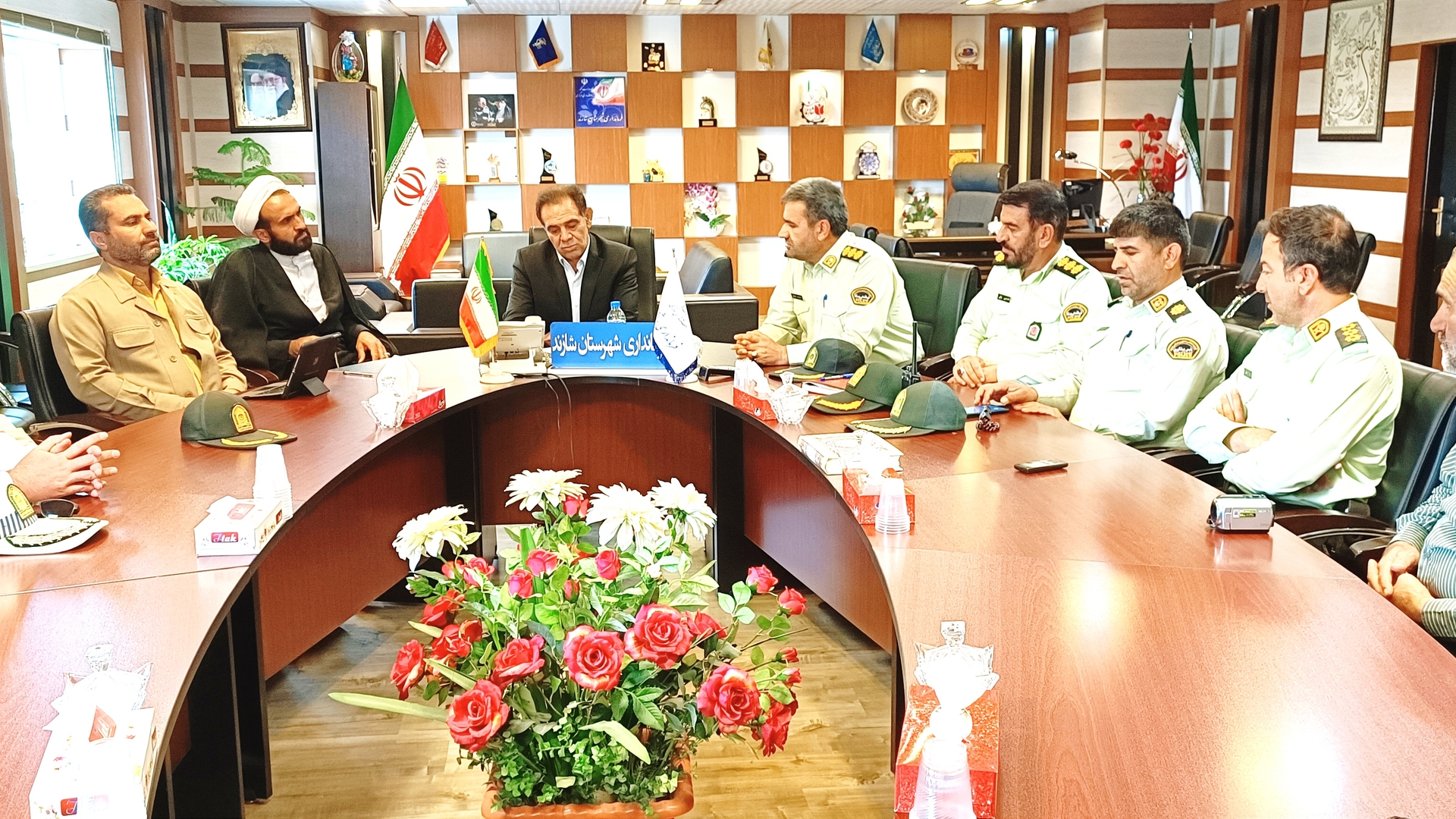 دیدار و نشست سرپرست فرمانداری با فرماندهی و کارکنان انتظامی شهرستان شازند