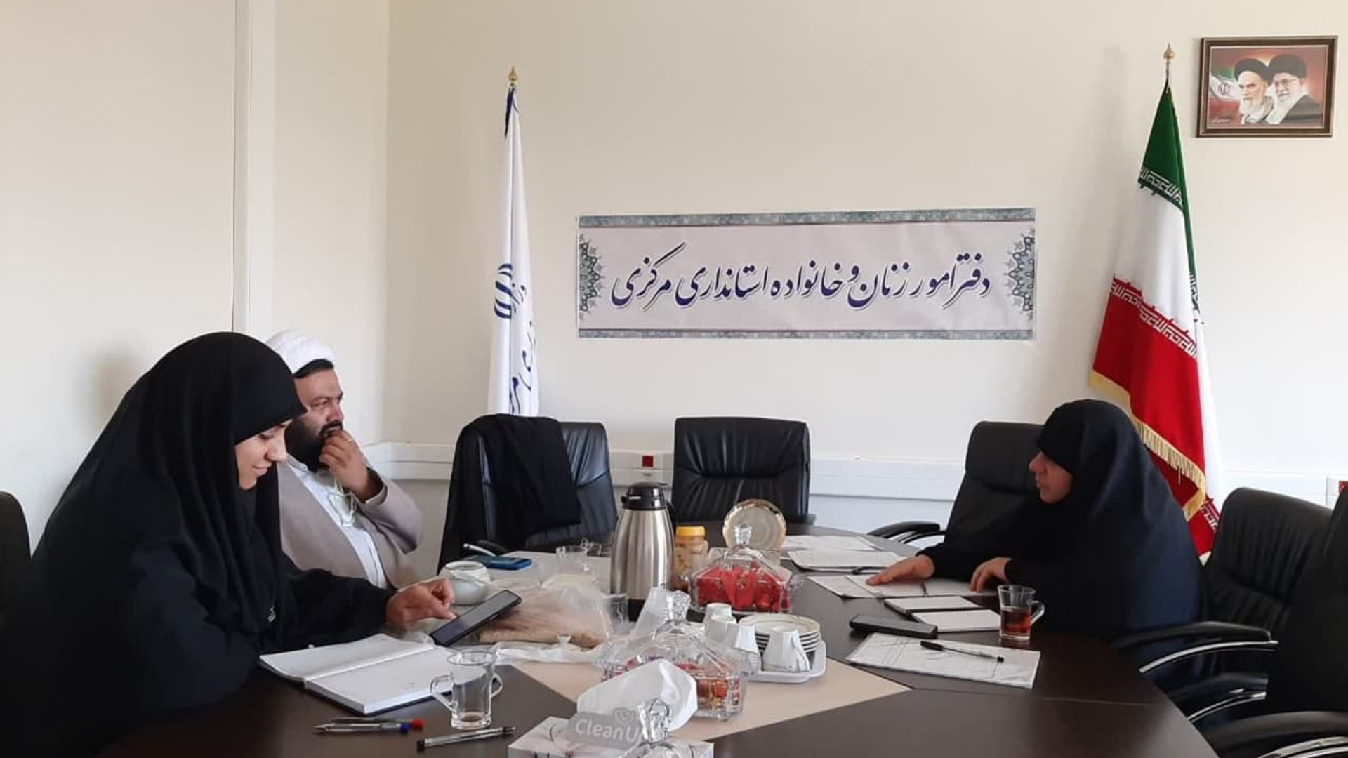 به ریاست خانم مفتح زاده مدیر کل دفترامور بانوان استانداری مرکزی جلسه ای  با موضوع ستاد مردمی جمعیت با حضور حجت الاسلام تاج آبادی دبیرجبهه  فرهنگی انقلاب اسلامی و دبیرمجمع فعالان استان درمحل دفترامور بانوان برگزار شد .  ١٨-٠٣-١٤٠٢