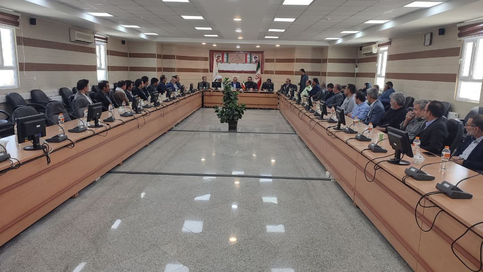 جلسه شورای اداری شهرستان با حضور جناب آقای دکتر حسینی معاون پارلمانی رئیس جمهور