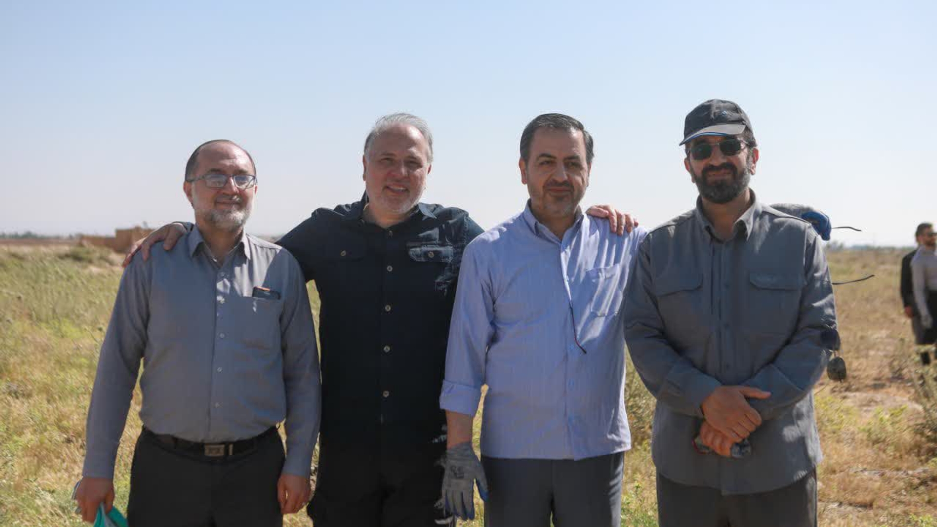 ۱۵ هکتار از حاشیه جاده اراک - فراهان توسط دکتر مخلص الائمه استاندار مرکزی و دکتر سید مجتبی آل یاسین معاون توسعه مدیریت و منابع استانداری و  شورای اداری استان مرکزی پاکسازی شد .