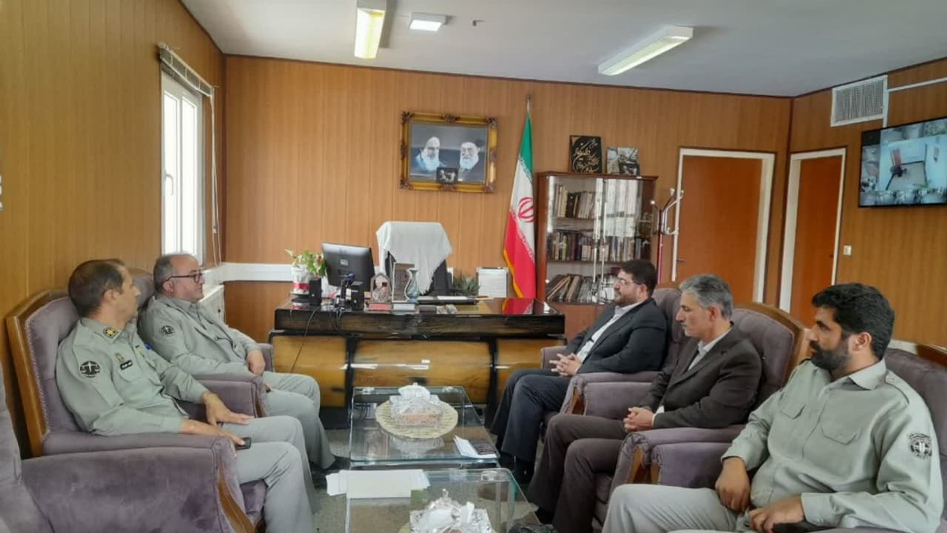 یوسف یوسفی مدیرکل محیط زیست استان مرکزی با محمد رضا رضایی فرماندار شهرستان تفرش در دفتر فرمانداری دیدار کرد.