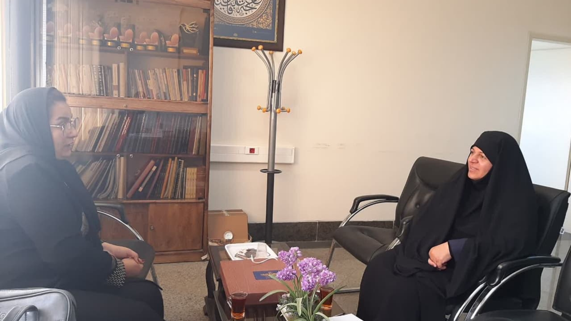 نشست سرکار خانم مفتح زاده مدیر کل امور زنان و خانواده استانداری مرکزی  با  خانم علیخانی تولید کننده لوازم آرایشی و بهداشتی با هدف کمک به بانوان زندانی جرایم غیر عمد و ساماندهی صنف بانوان آرایشگر استان مرکزی.   ٢٢-٠٣-١٤٠٢