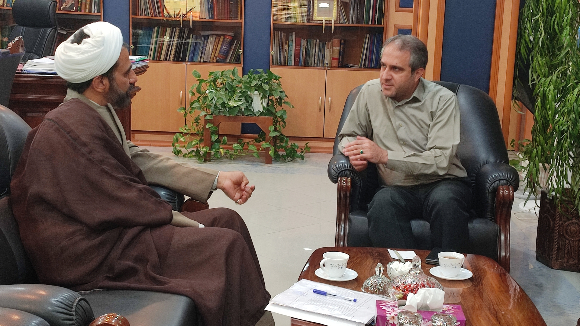 رییس اداره اوقاف و امور خیریه ساوه با مهدی الیاسی معاون استاندار و فرماندار ویژه شهرستان ساوه ضمن دیدار، در خصوص اعتبارات، عملکرد و برنامه‌های اداره موصوف گفتگو کرد.