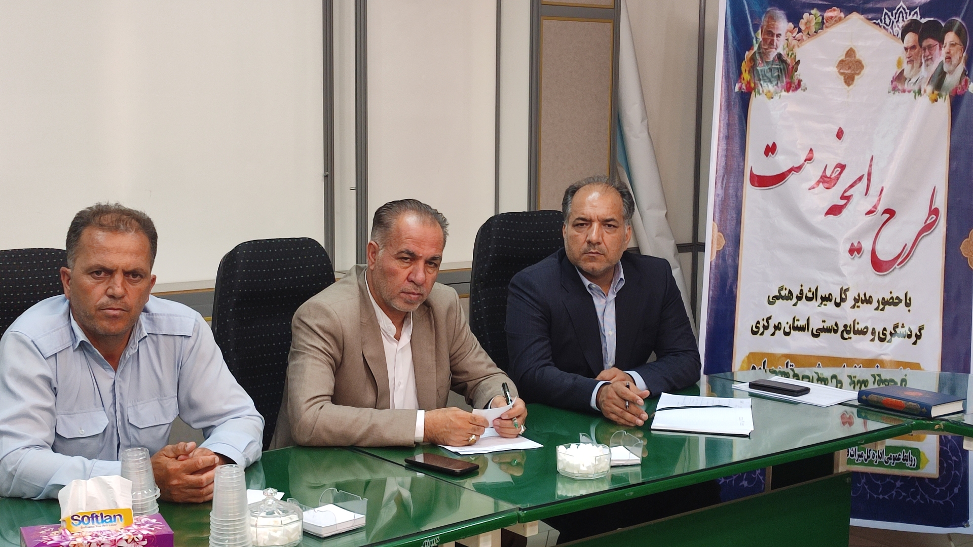 مدیر کل میراث فرهنگی ، صنایع دستی و گردشگری استان مرکزی  در قالب طرح رایحه خدمت با حضور در فرمانداری ویژه شهرستان ساوه ضمن دیدار چهره به چهره با مردم دستورات لازم برای رفع مشکلات آنها را صادر کرد.