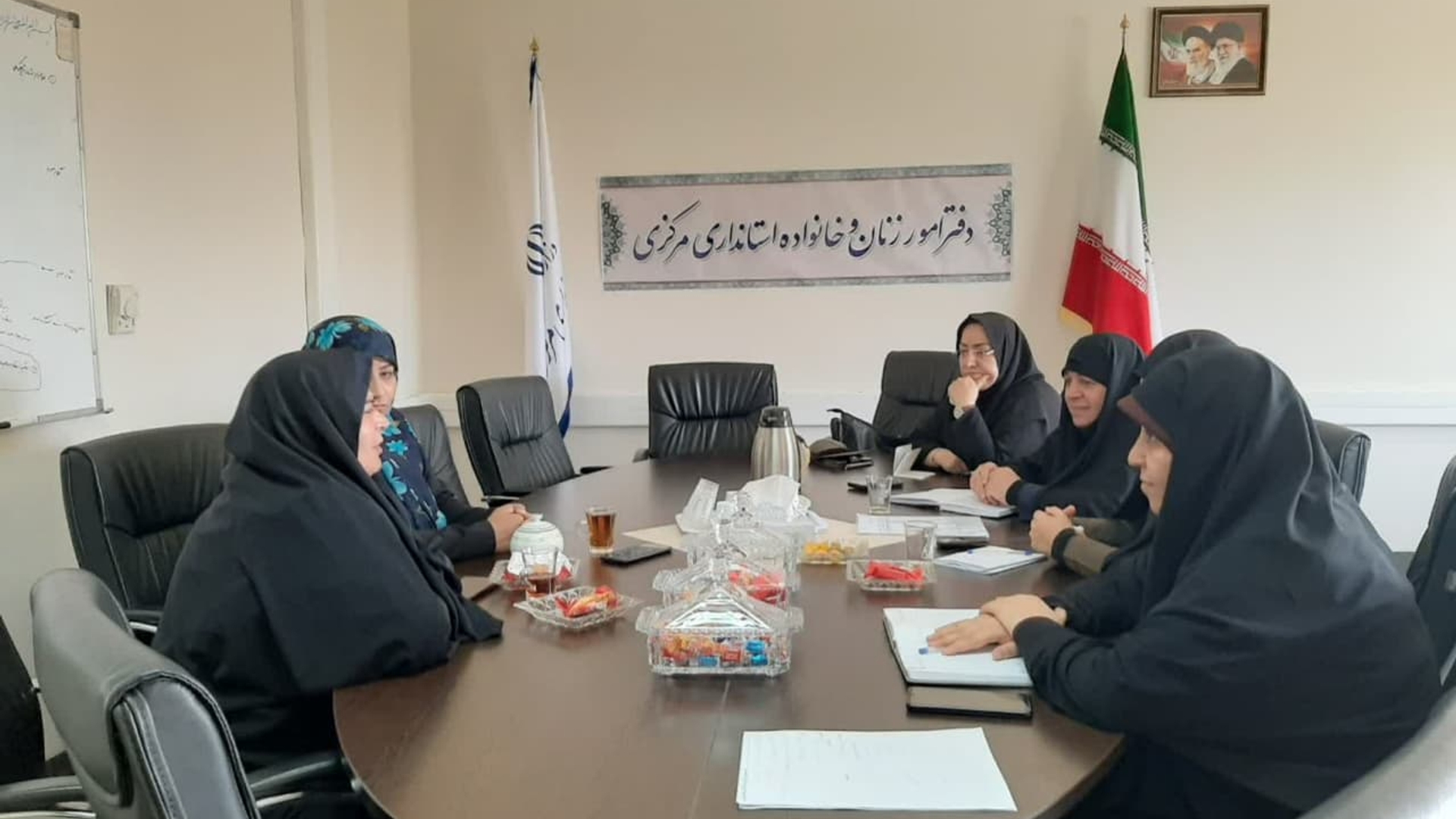 نشست خانم مفتح زاده مدیر کل دفتر امور زنان وخانواده استانداری با خانم ها طرازی و حیدری از فعالان اجتماعی استان های خراسان جنوبی و رضوی با موضوع  کارآفرینی و بررسی قوانین مهریه درمحل دفتر امور بانوان برگزار  گردید .  ٢٢-٠٣-١٤٠٢