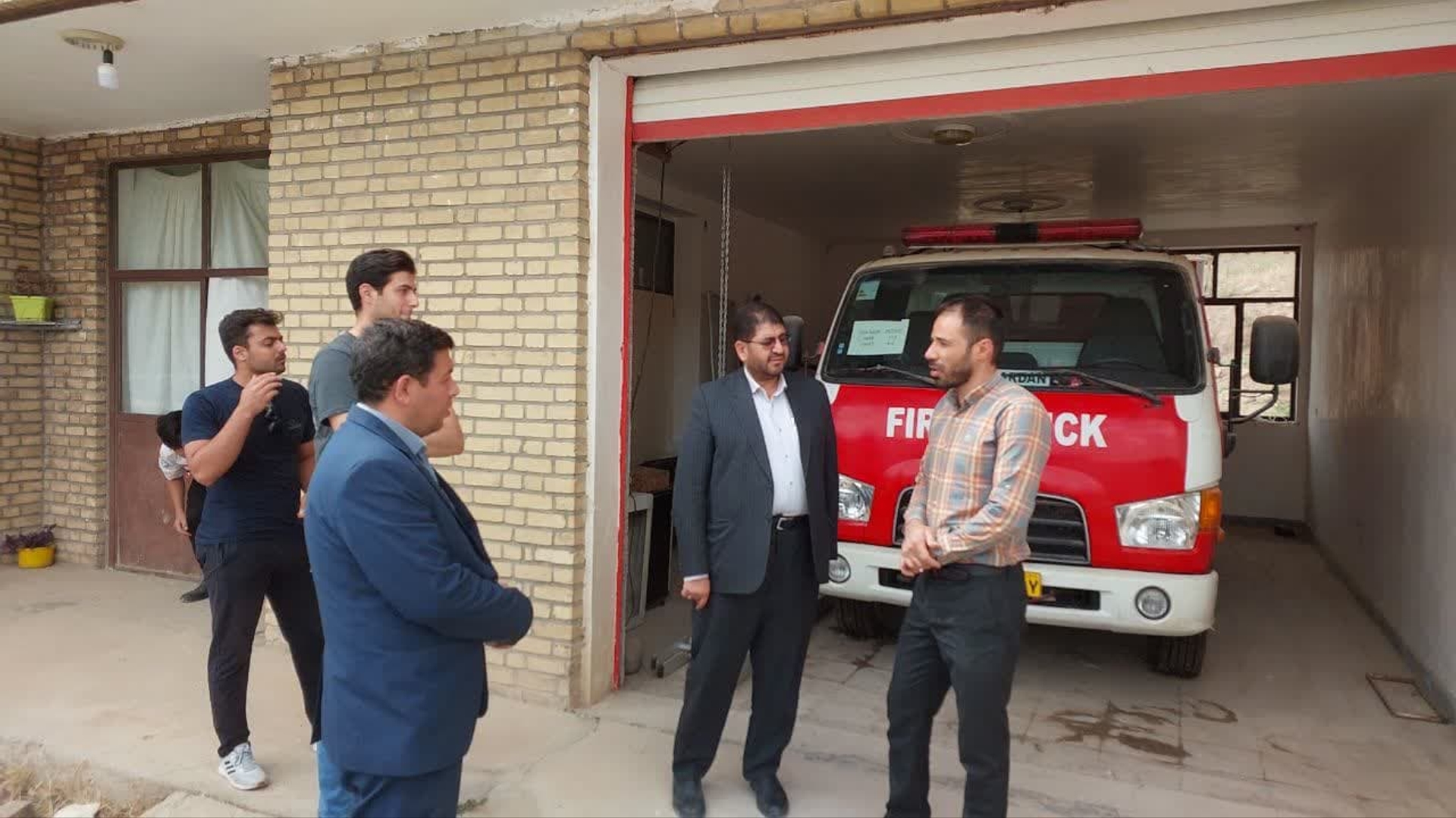 بازدید محمدرضا رضایی فرماندار شهرستان تفرش به همراه بخشدار از فوریت های پزشکی و آتش نشانی روستای جفتان بازدید کردند.