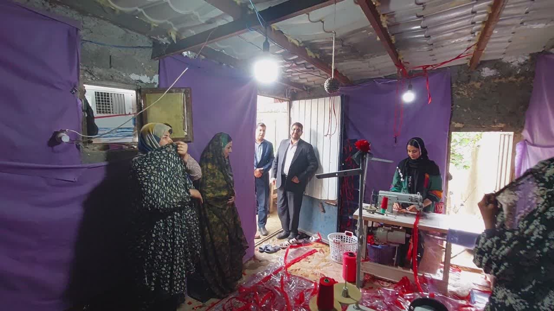 بازدیدمیدانی فرماندار شهرستان تفرش از کارگاه دوزندگی روستای قزلقاش