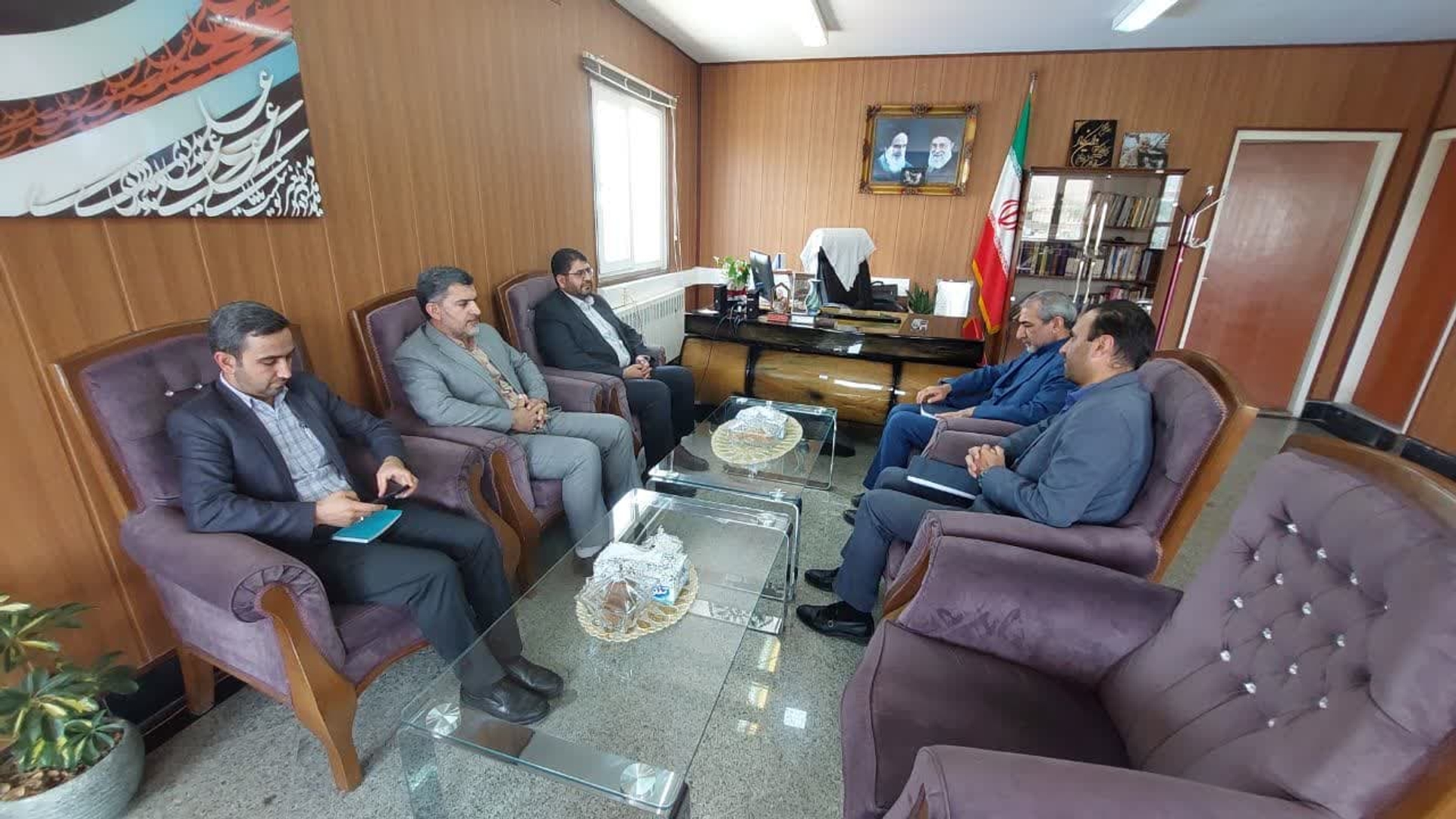 امروز مدیرکل دامپزشکی استان مرکزی‌باهماهنگی فرمانداری  به منظور انجام طرح رایحه خدمت در میان همشهریان تفرشی حضور یافت و از نزدیک به مشکلات آن ها رسیدگی کرد و جهت رفع آنها دستورات لازم را صادر کرد.